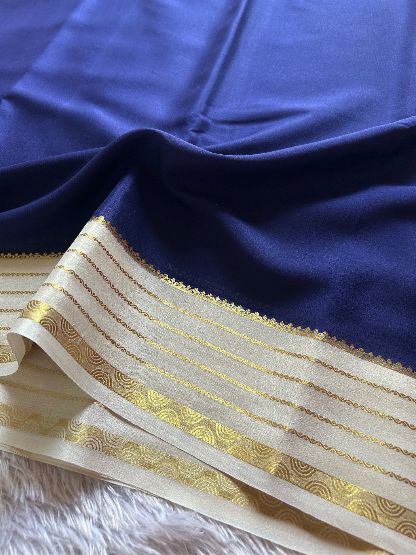 Light weight pure crepe: Navy blue-off white