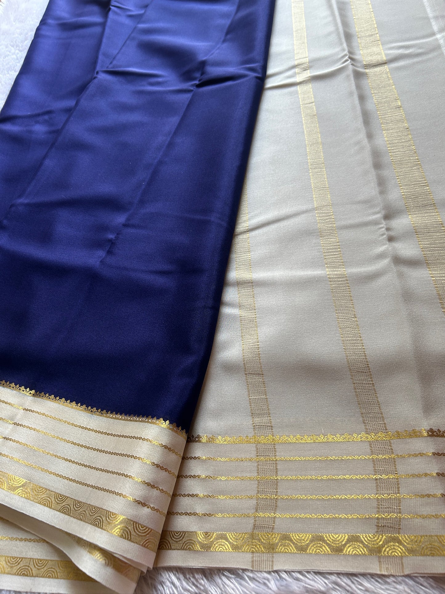 Light weight pure crepe: Navy blue-off white