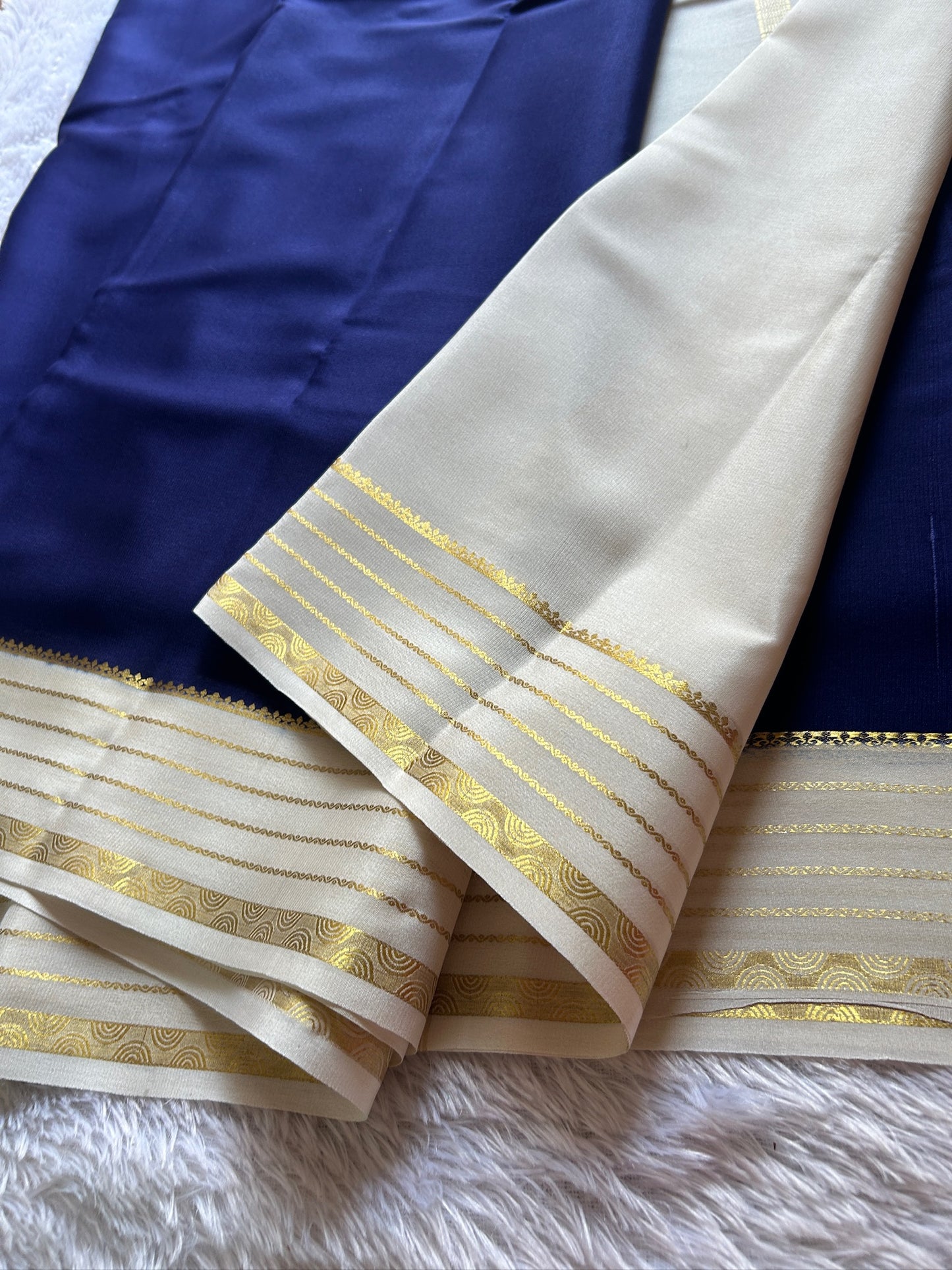 Light weight pure crepe: Navy blue-off white