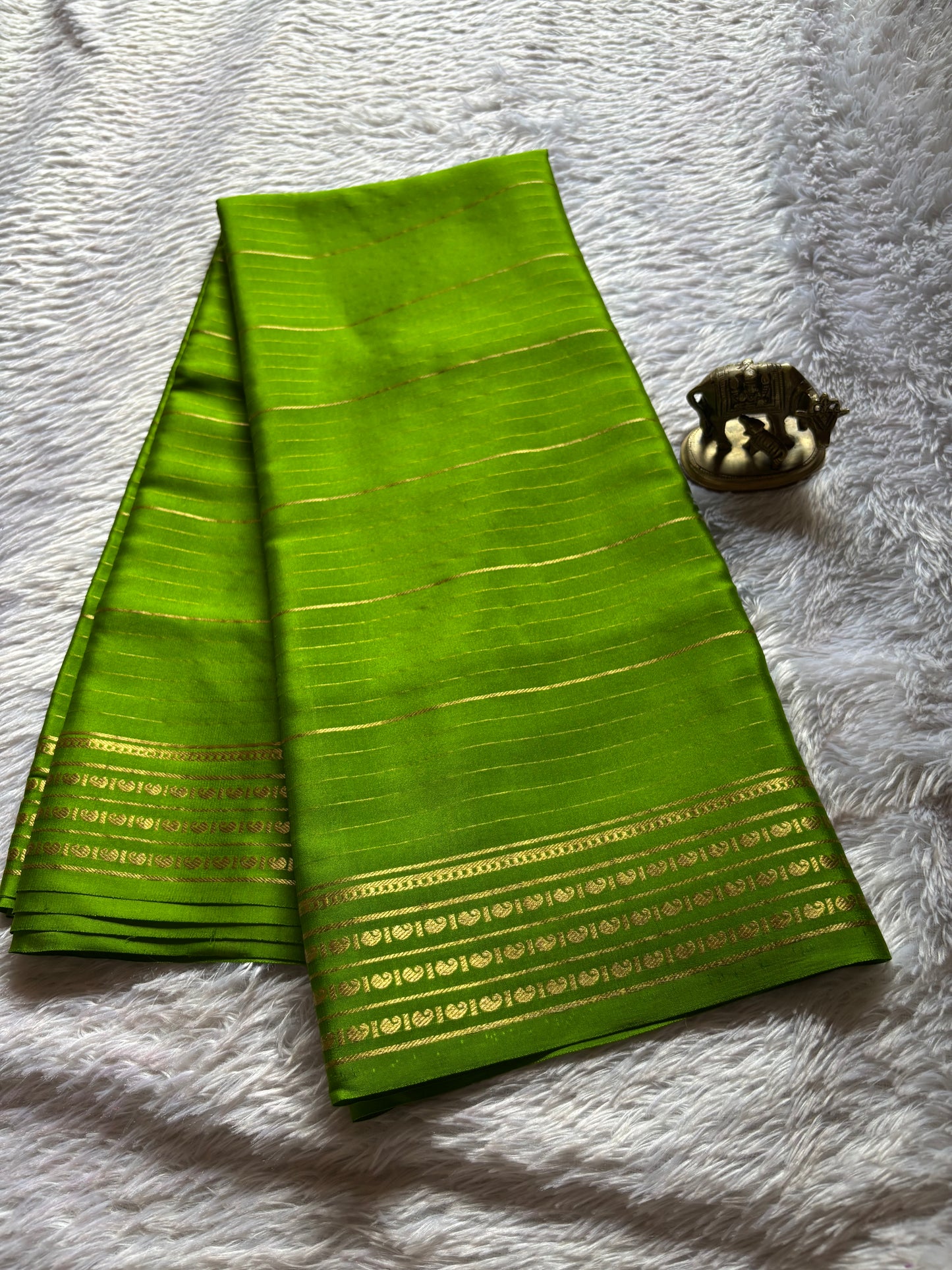Meghana : Solid Parrot green