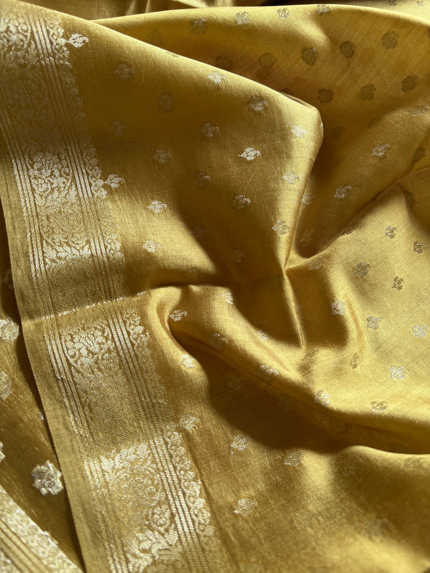Banarasi Chiniya : Solid Light gold