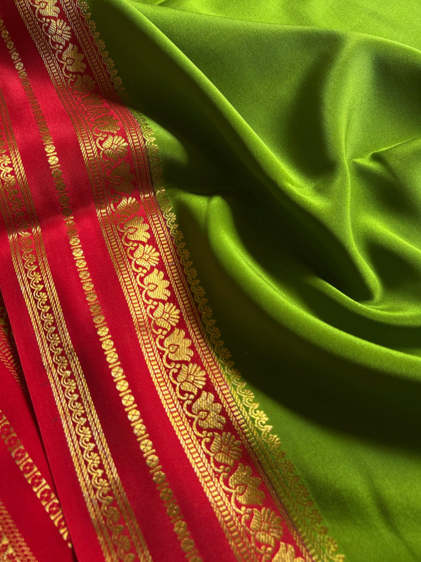 Padmaja (2D) : Moss green-red