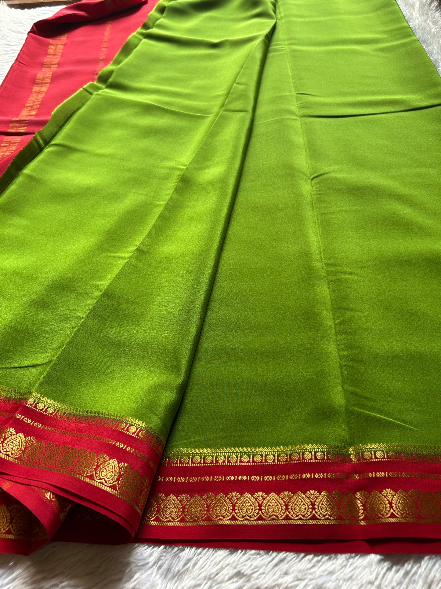 Rohini (2D) : Moss green-red