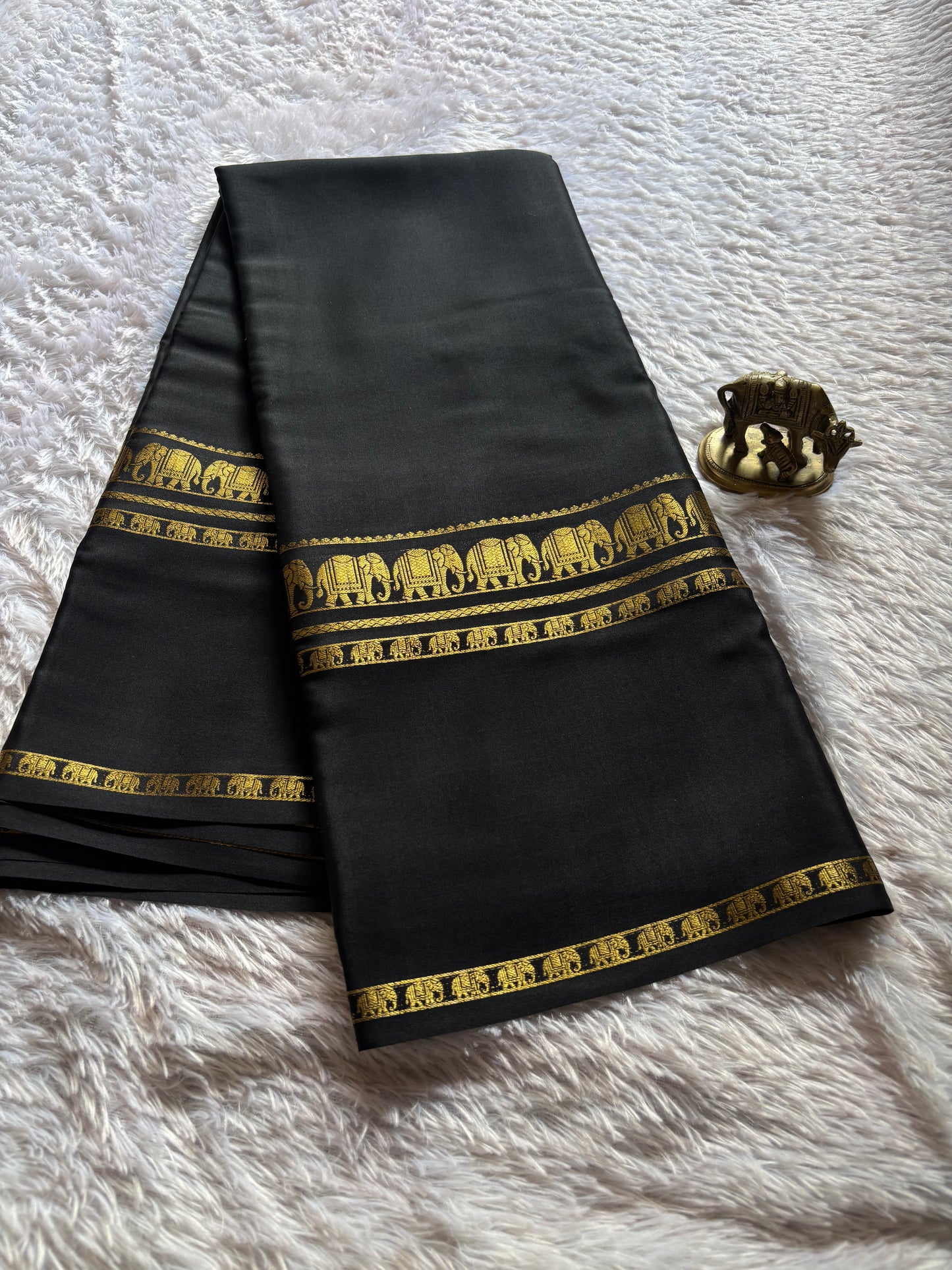 Prashanthi : Solid Black