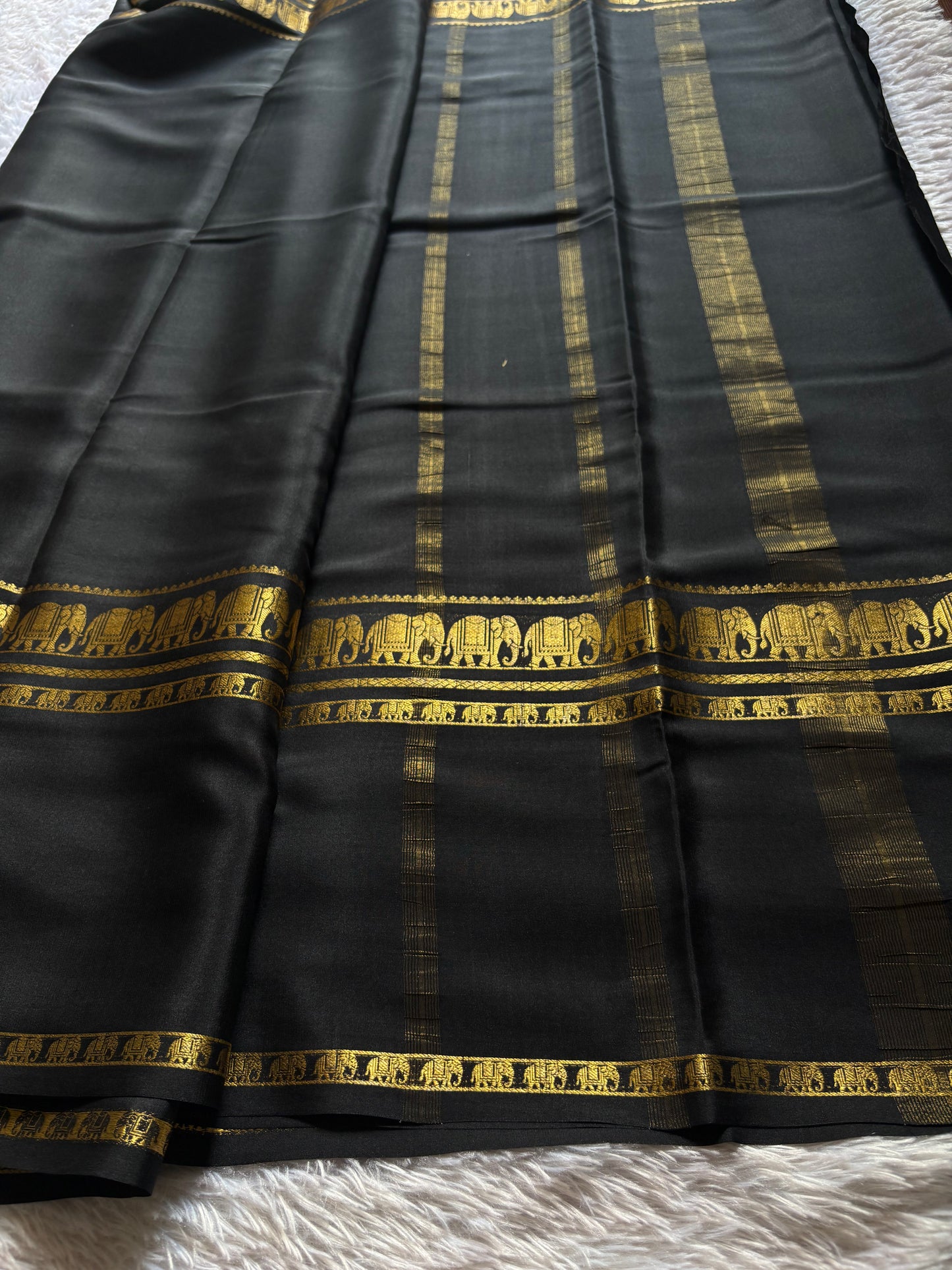 Prashanthi : Solid Black
