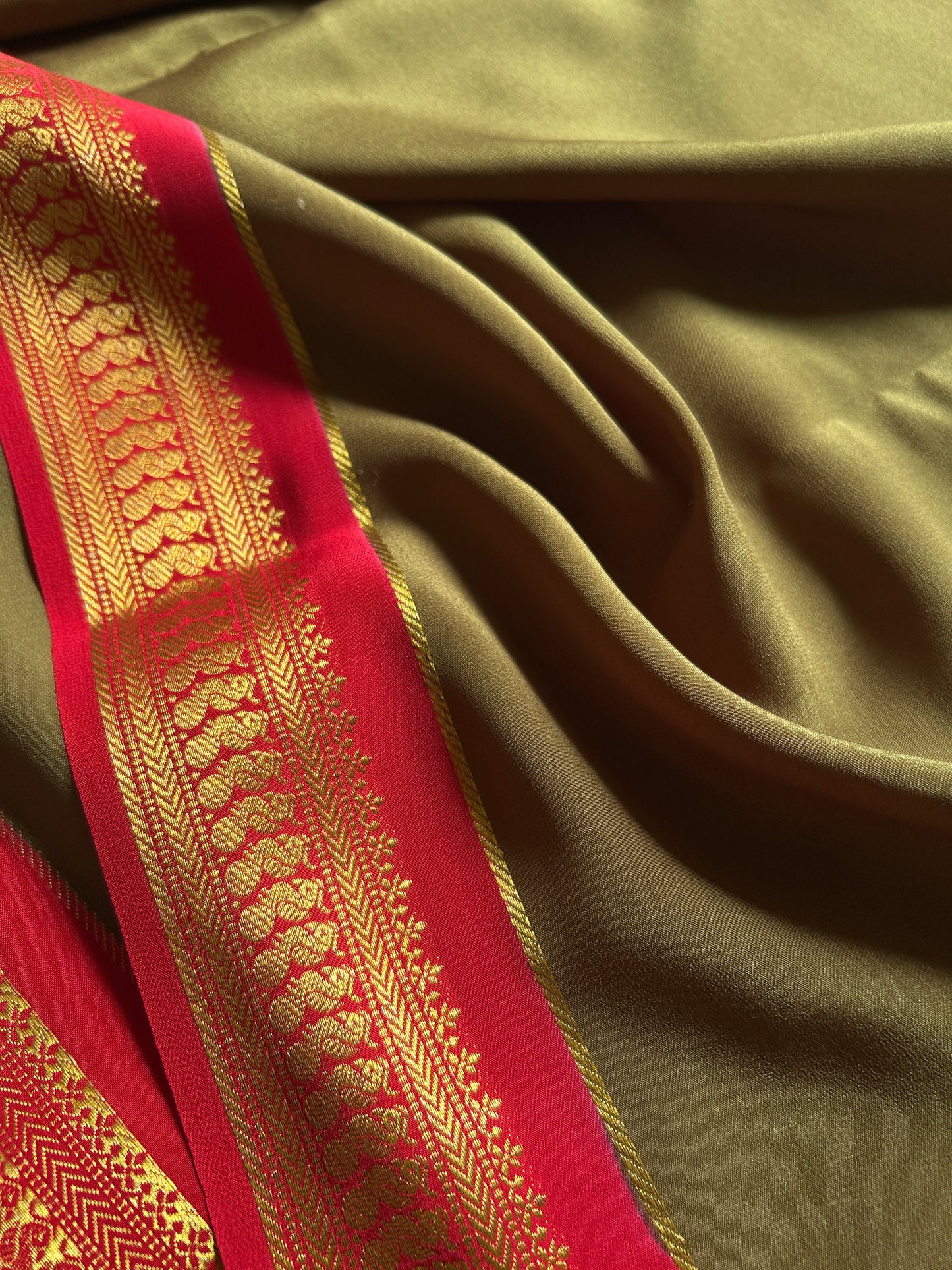 Mayuri (2D) : Khaki green-red