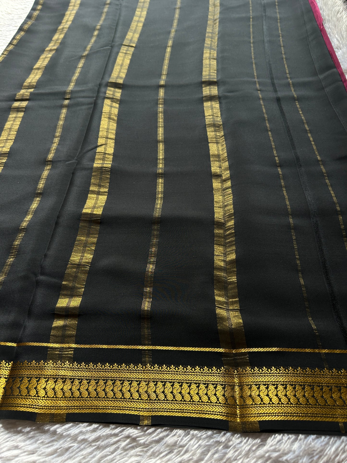 Mayuri (2D) : Maroon-black