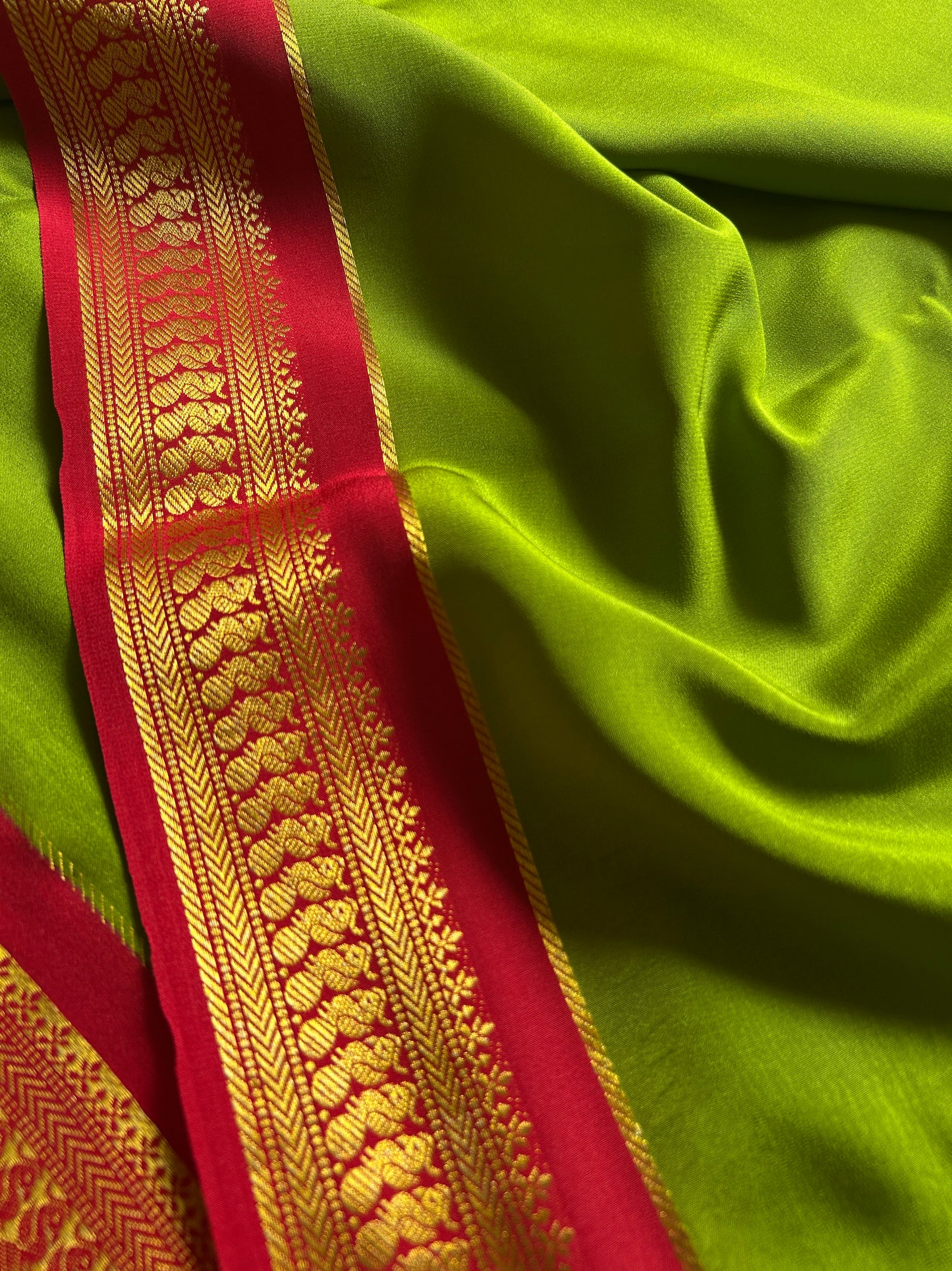 Mayuri (2D) : Mehendi green-red