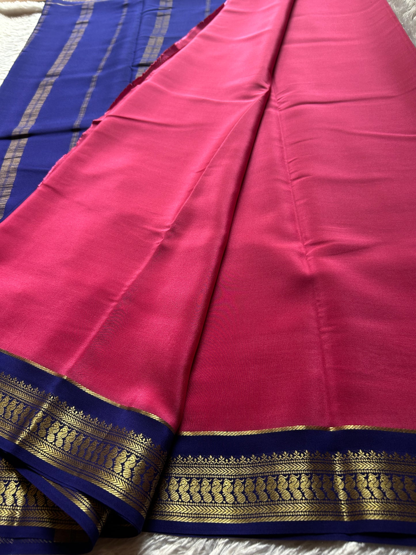 Mayuri (2D) : Pinkish red-dark blue