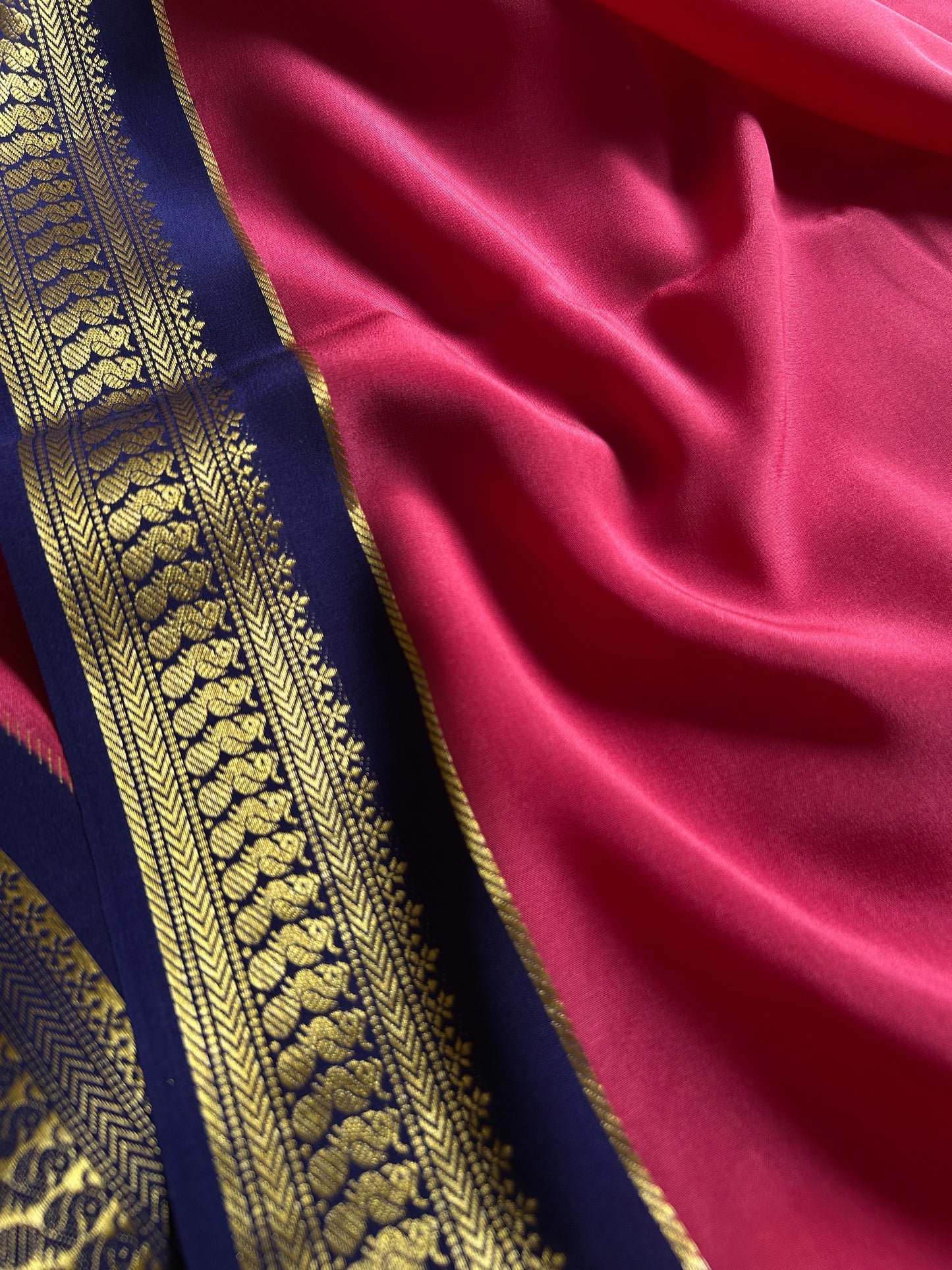 Mayuri (2D) : Pinkish red-dark blue