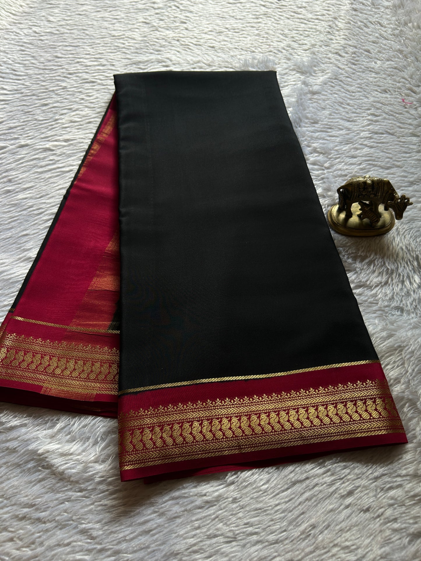 Mayuri (2D) : Black-maroon