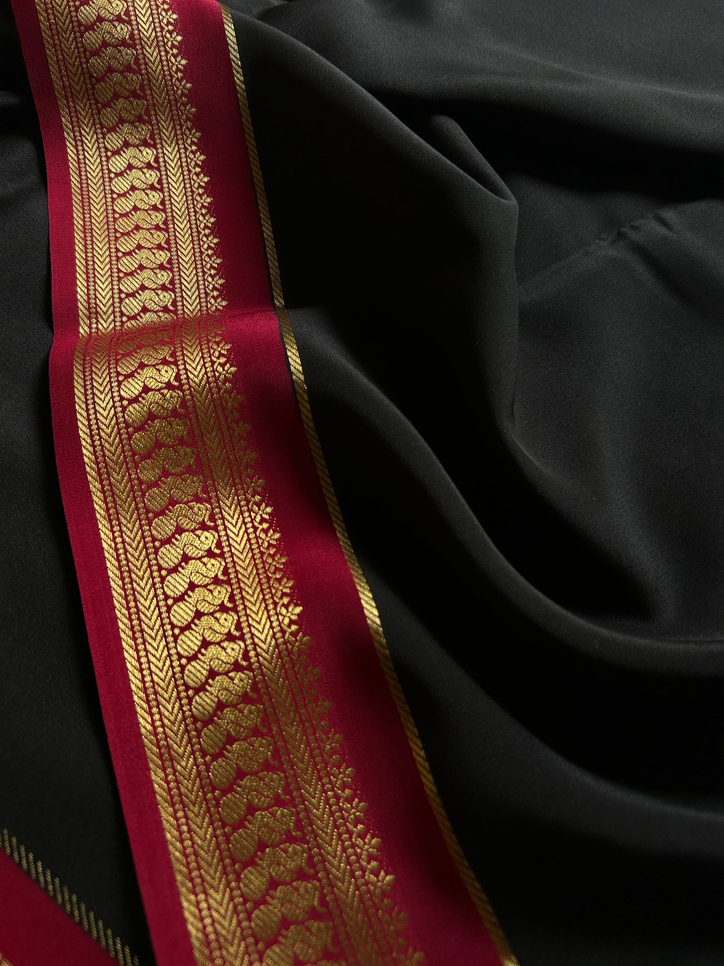 Mayuri (2D) : Black-maroon