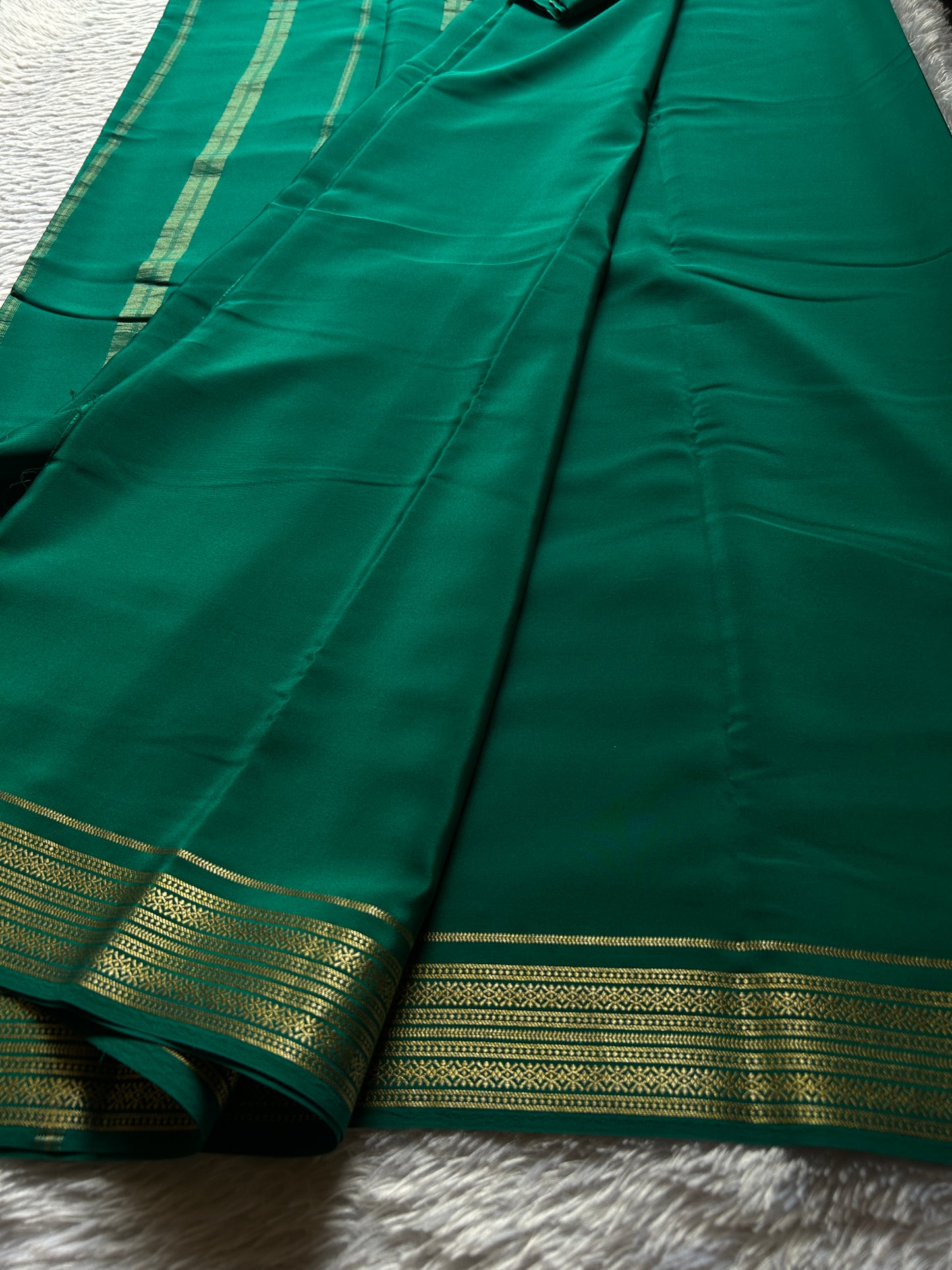 Shailaja : Solid Emerald green