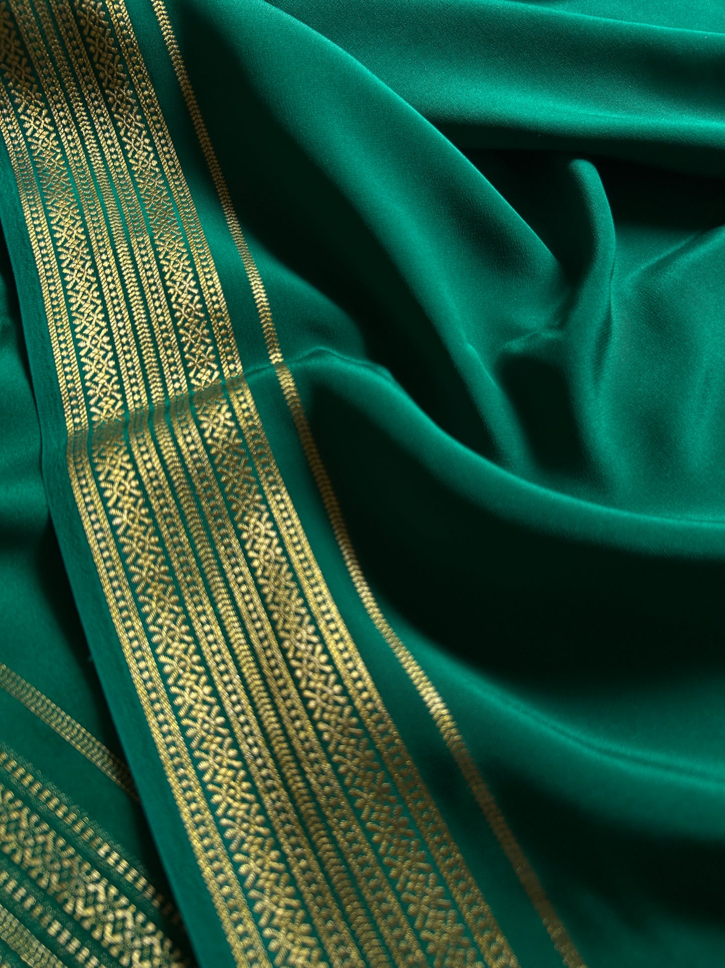 Shailaja : Solid Emerald green