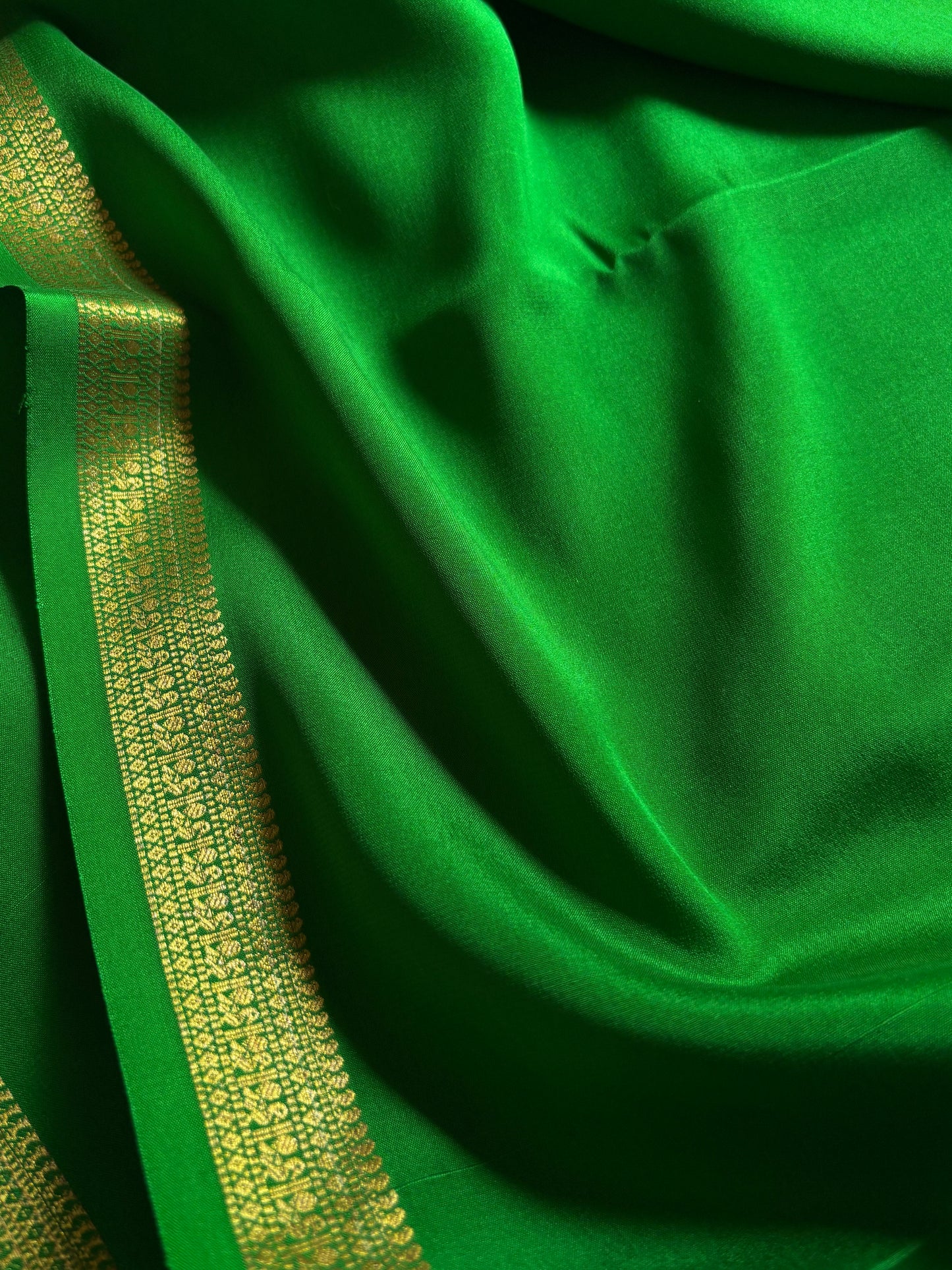 Harshini : Solid Parrot green