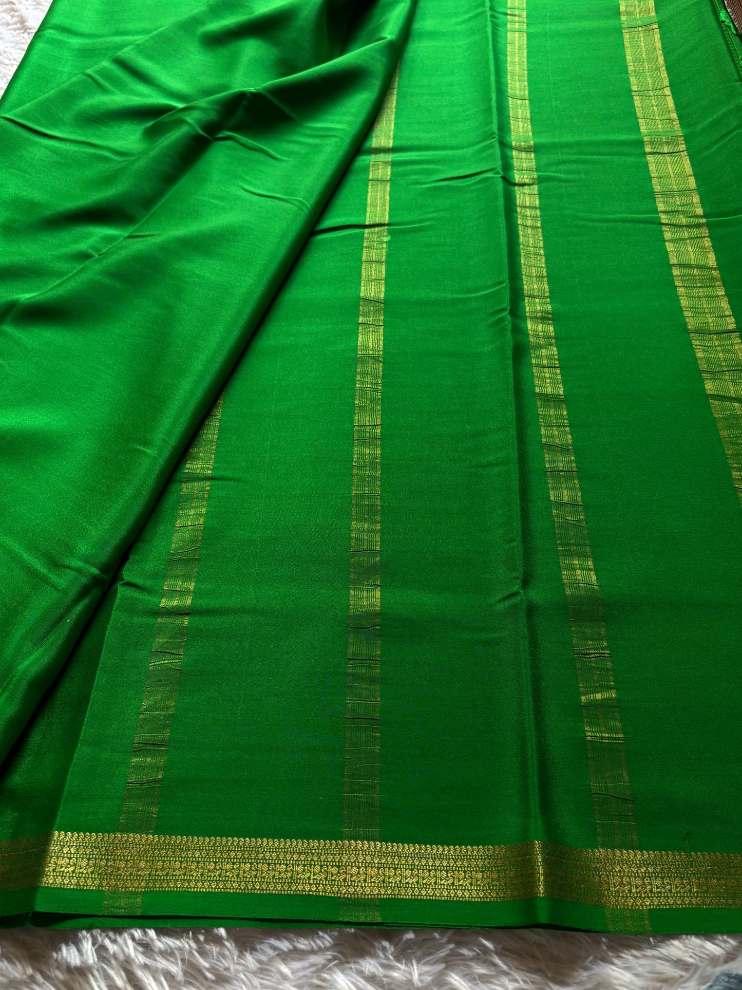 Harshini : Solid Parrot green
