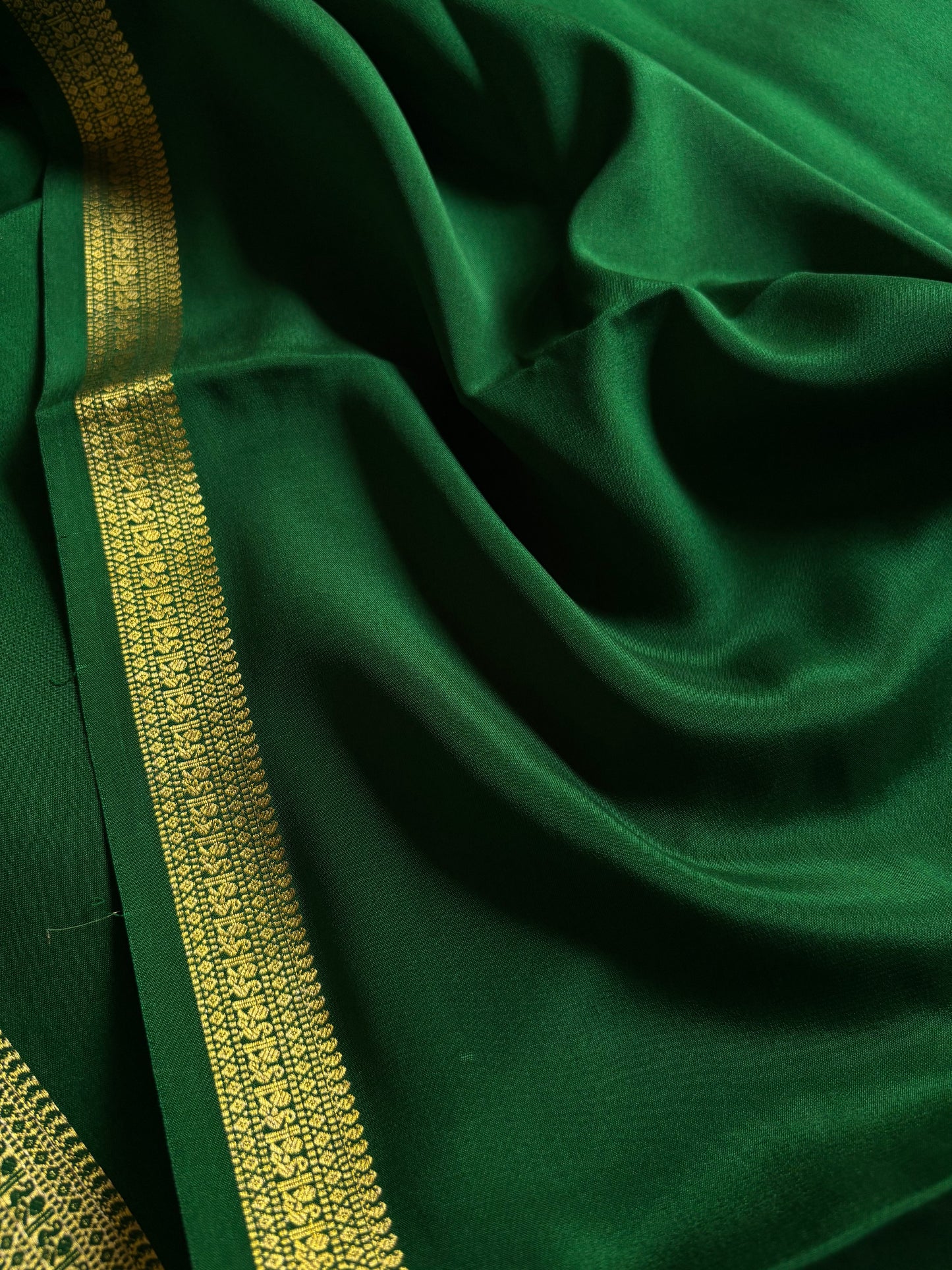 Harshini : Solid Bottle green