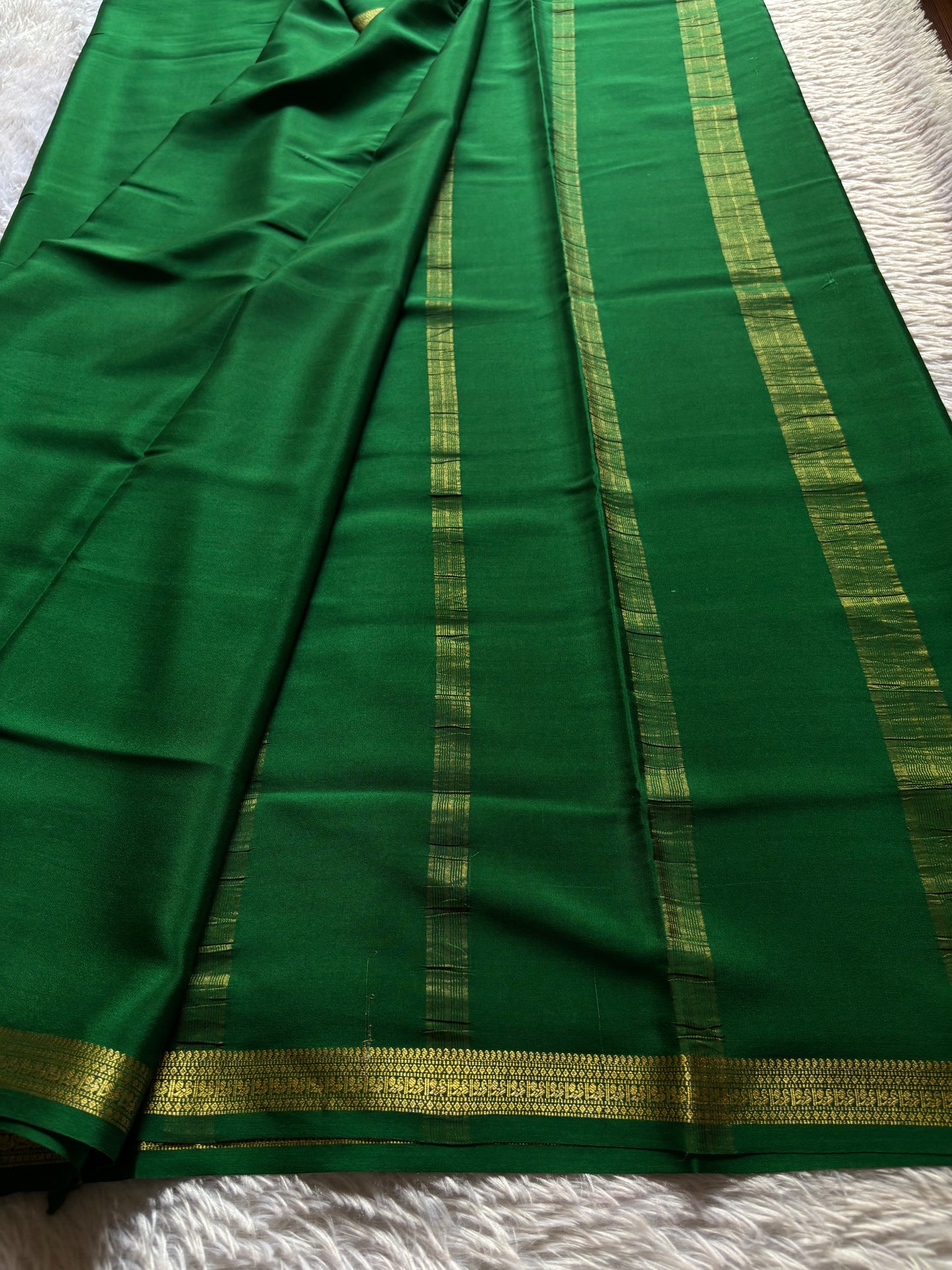 Harshini : Solid Bottle green
