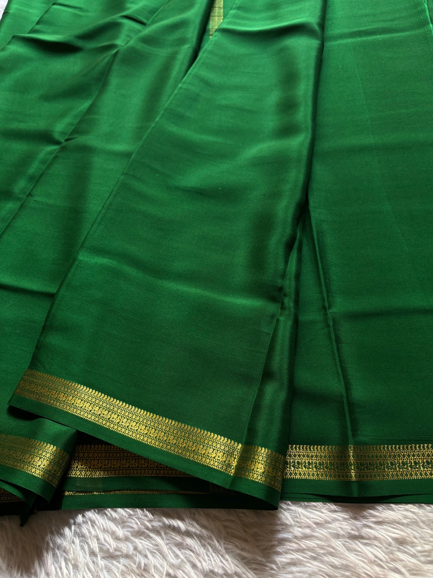 Harshini : Solid Bottle green