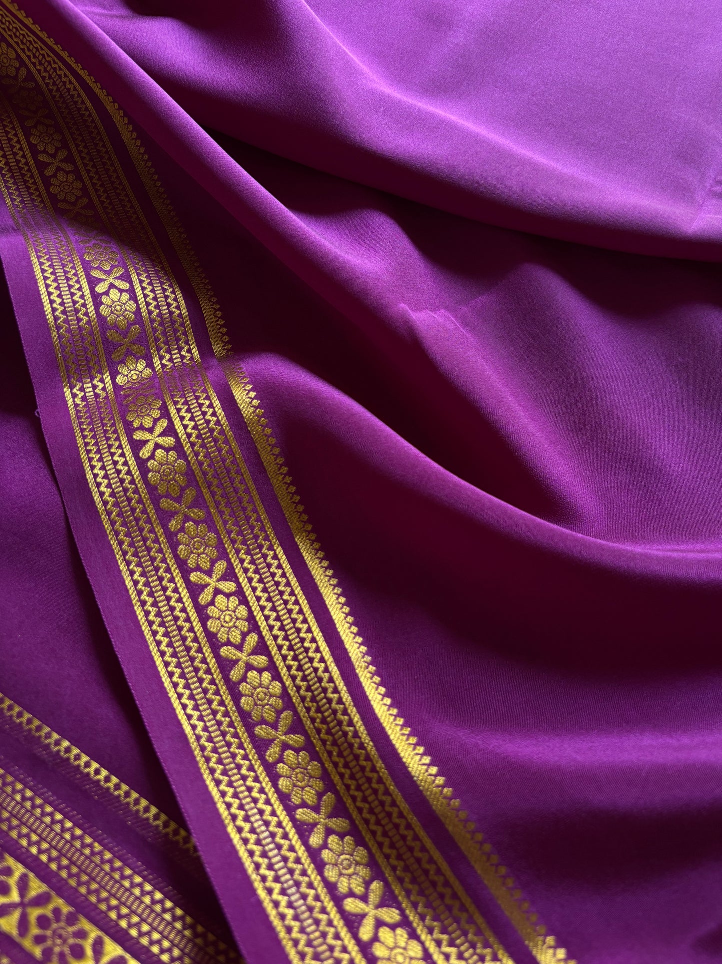 Kanthi : Solid Dark magenta