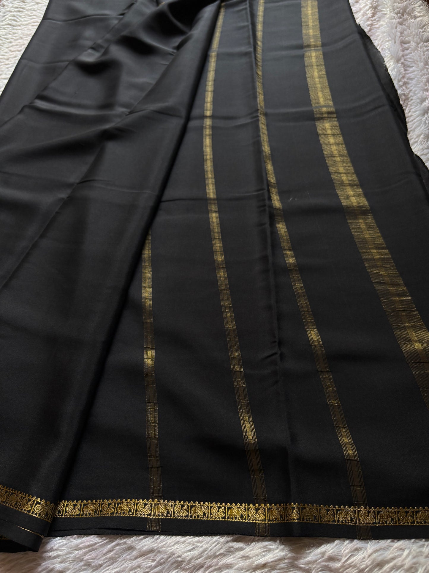 Gaana : Solid Black