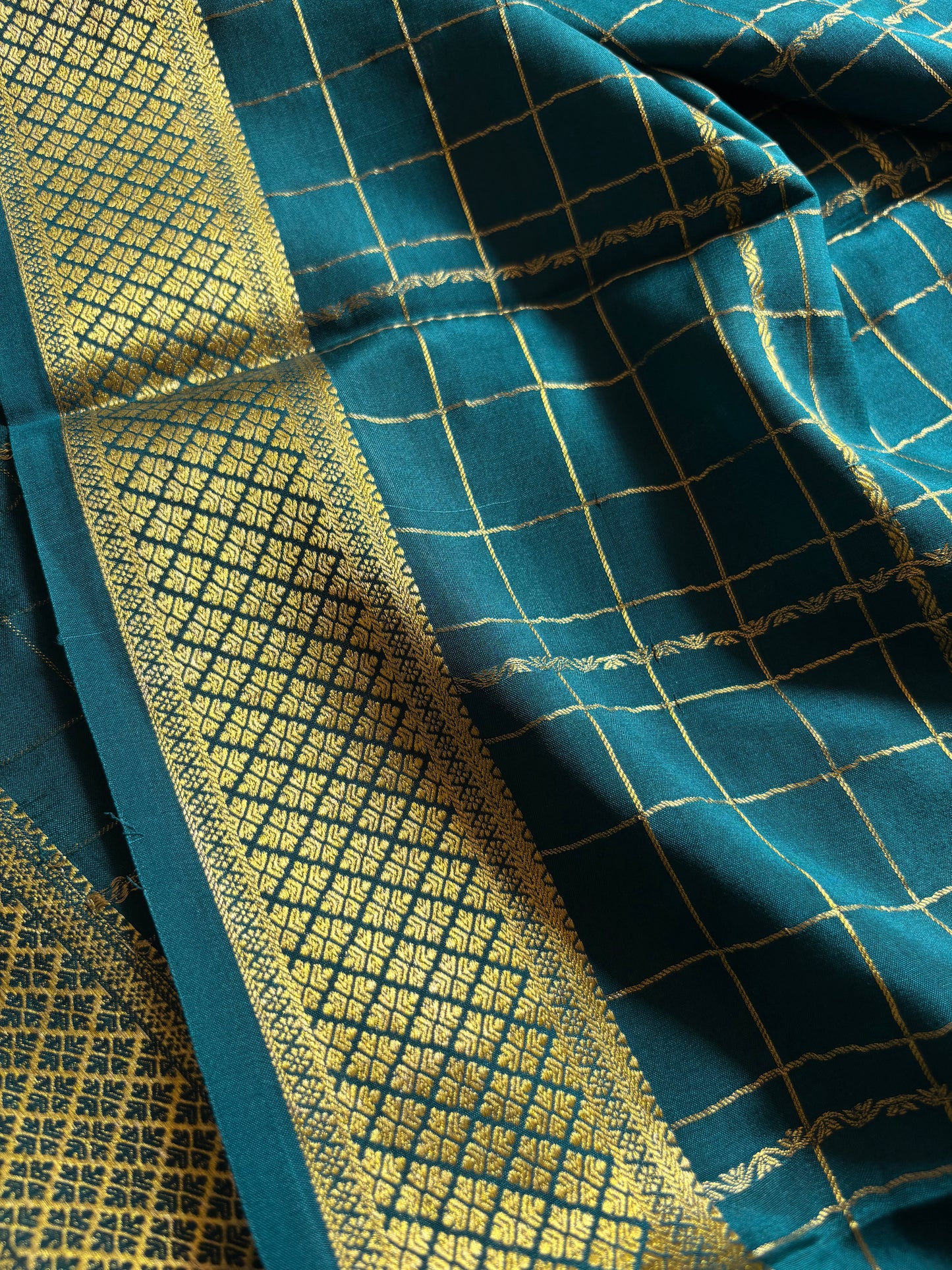 Sushma : Solid Teal blue