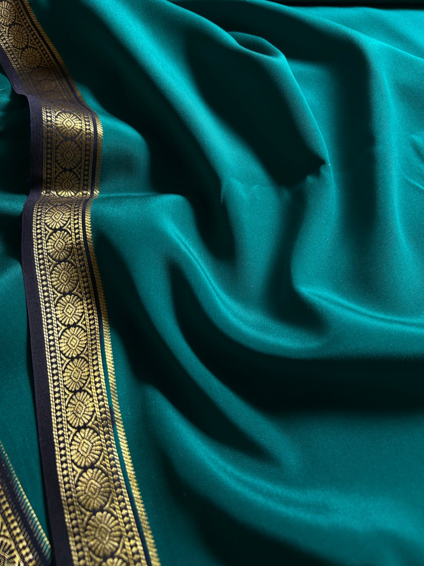 Parijata (2D) : Teal green-deep blue