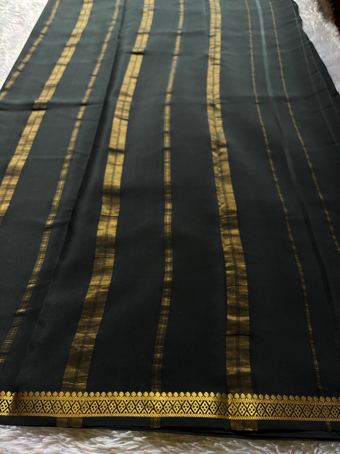 Nikhila : Solid Black