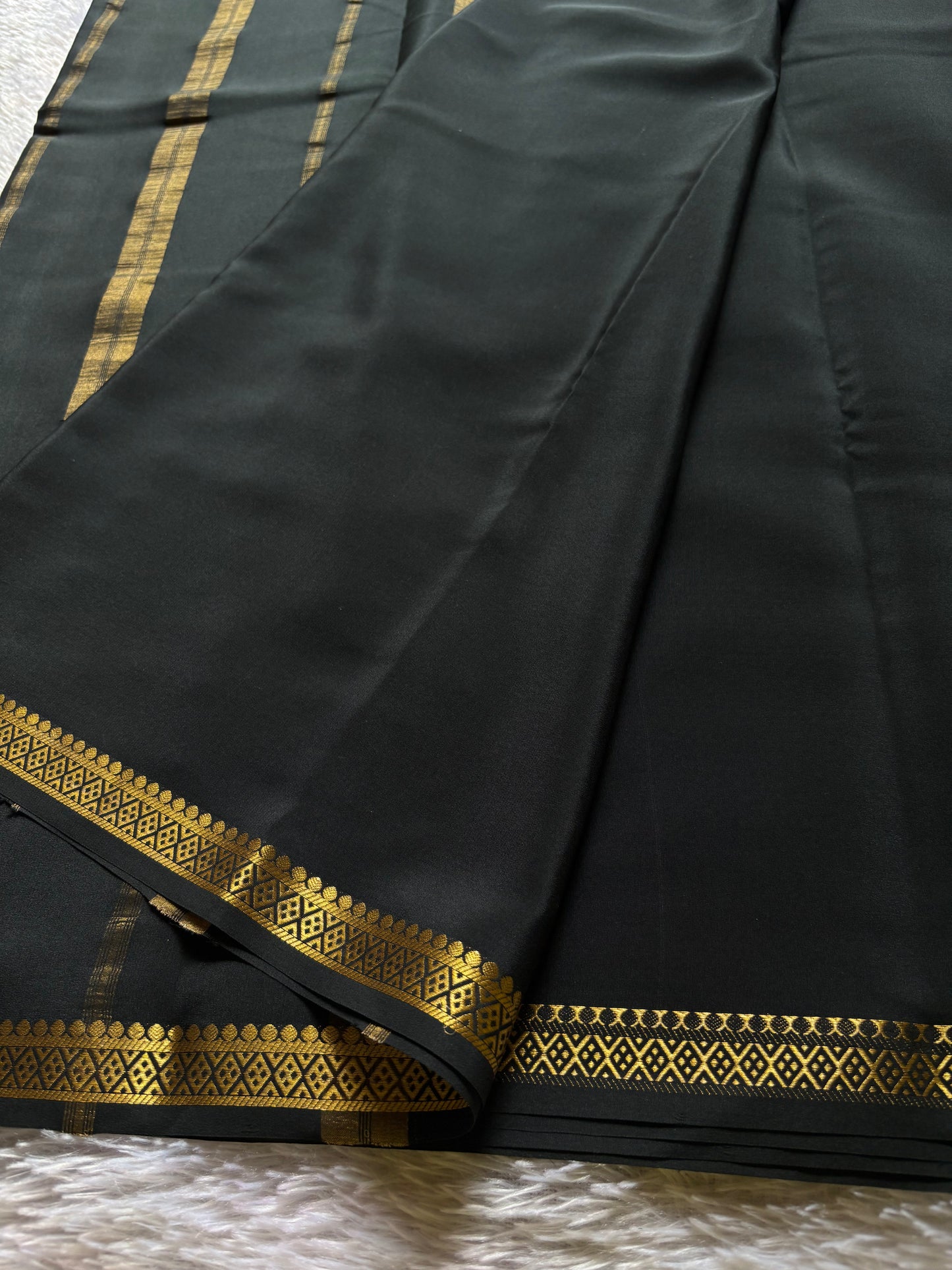 Nikhila : Solid Black