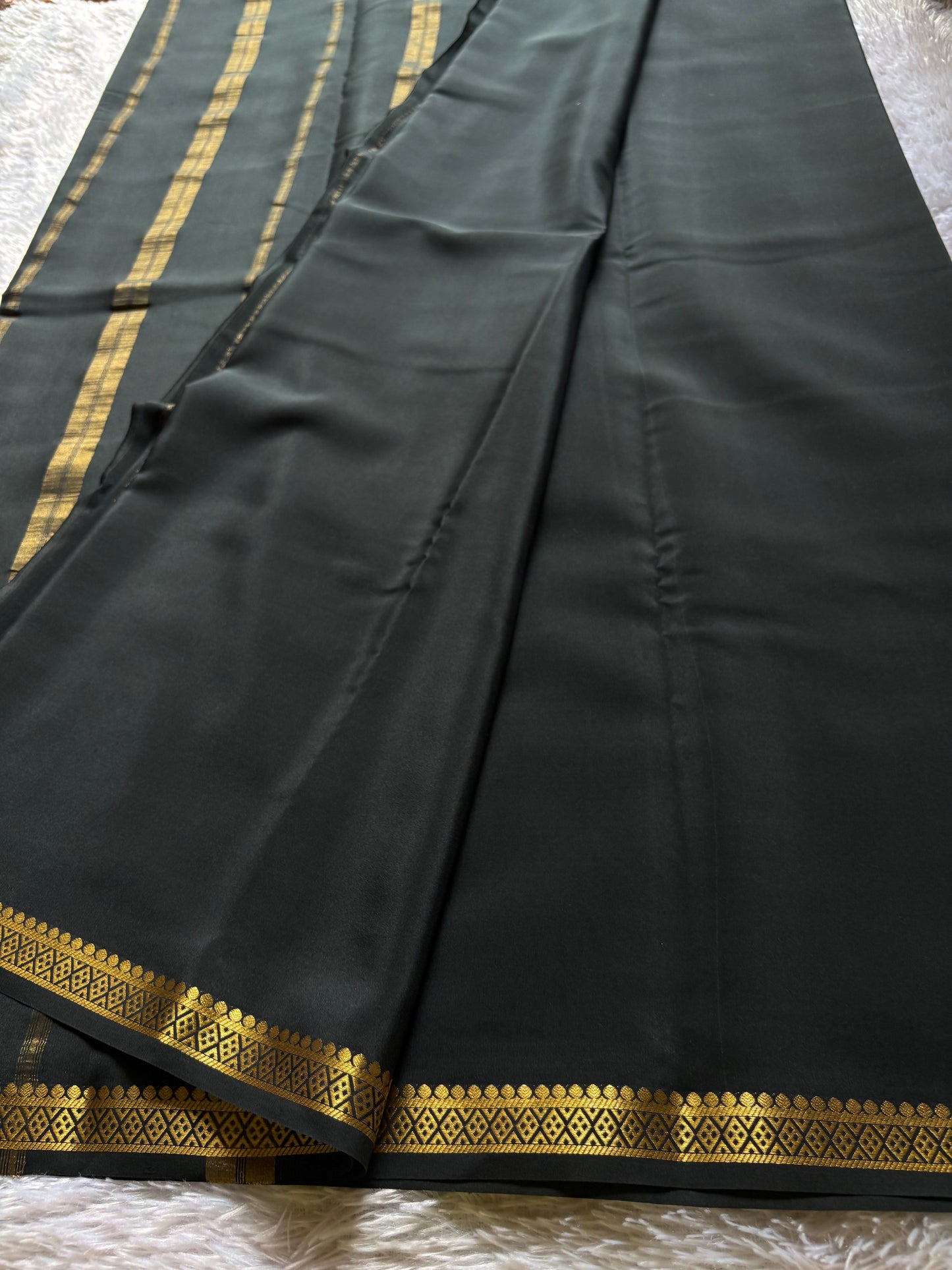 Nikhila : Solid Black