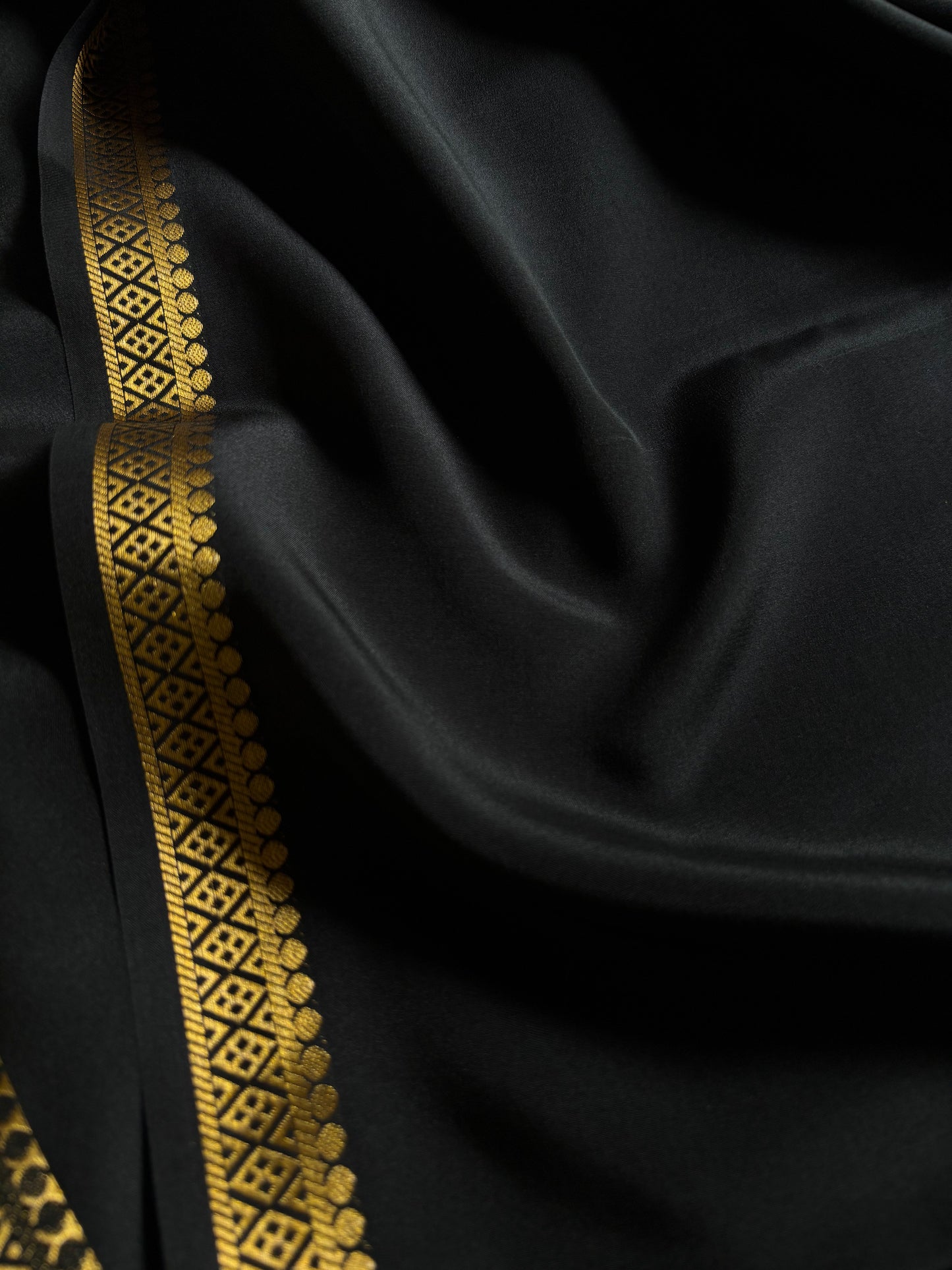 Nikhila : Solid Black