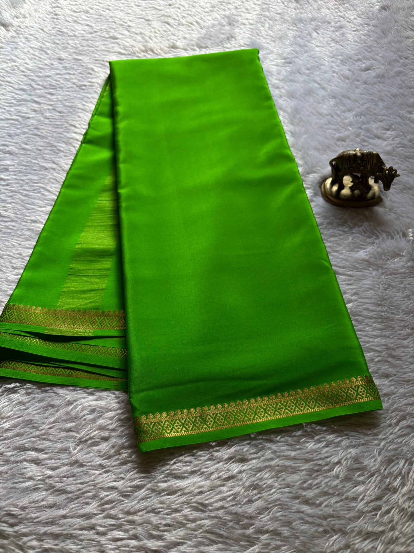 Nikhila : Solid Parrot green