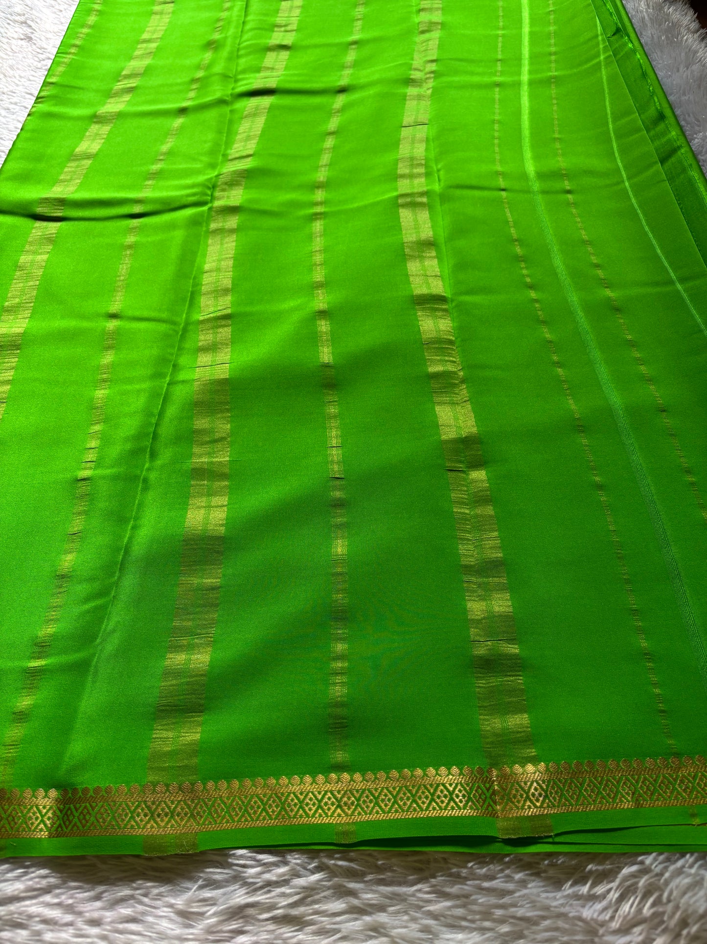 Nikhila : Solid Parrot green