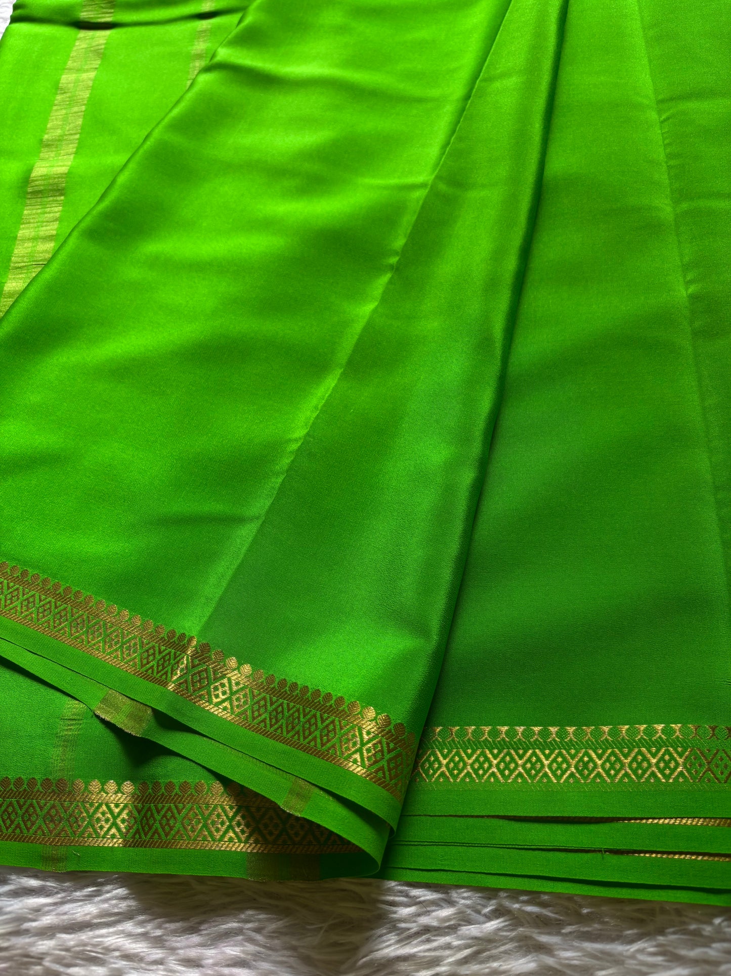 Nikhila : Solid Parrot green