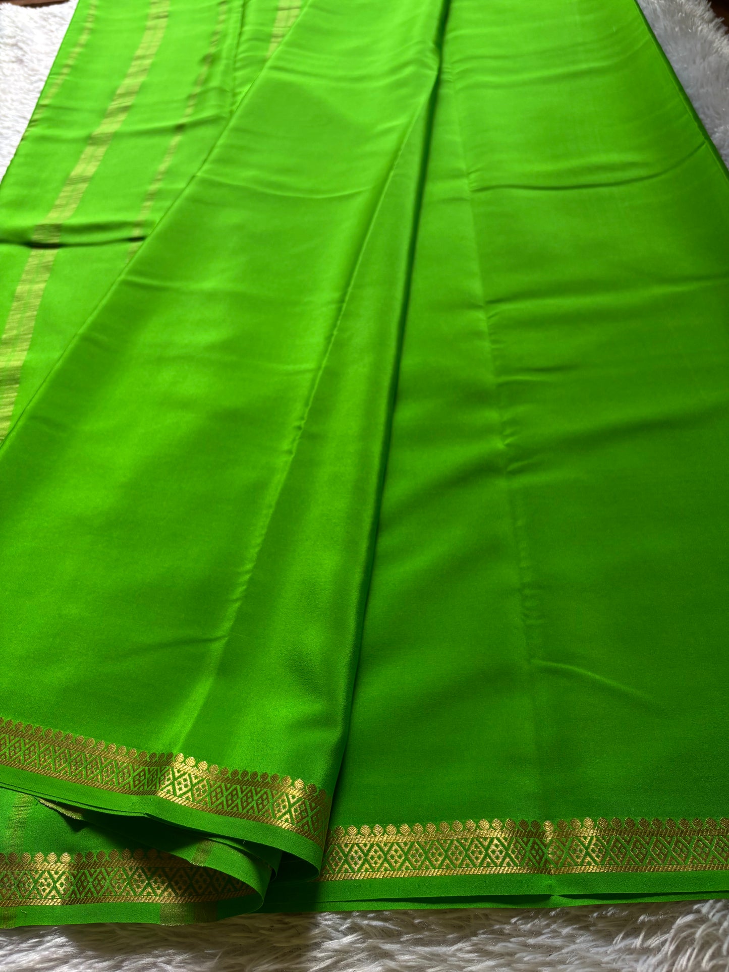 Nikhila : Solid Parrot green