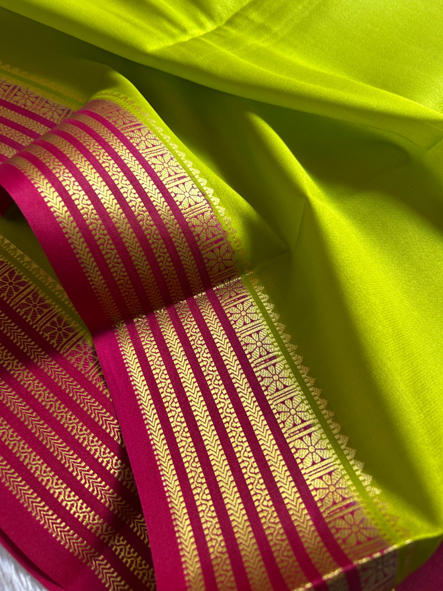 Nayana (2D) : Mehendi green-pink