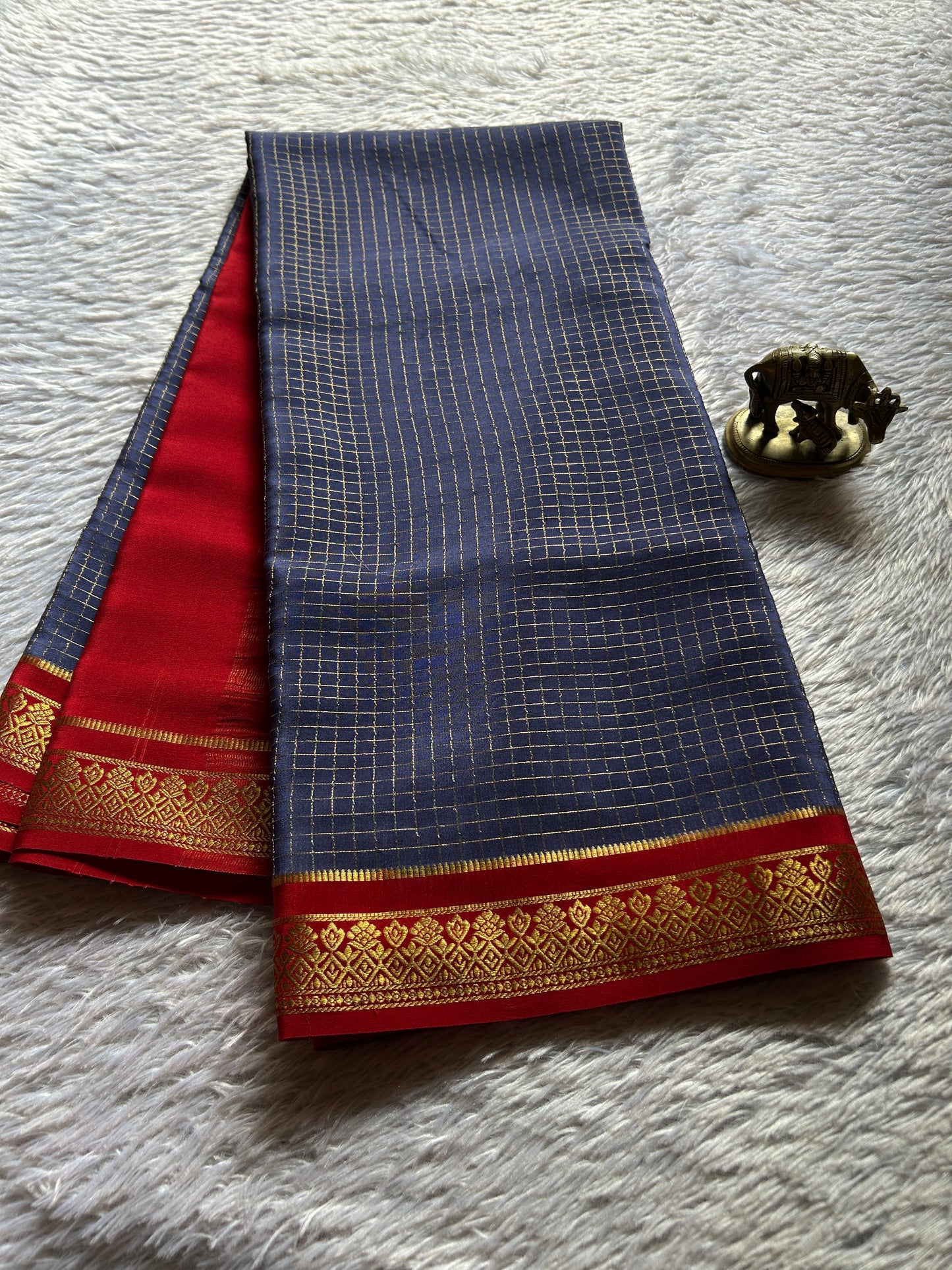 Vishakha (2D) : Deep blue-dark red