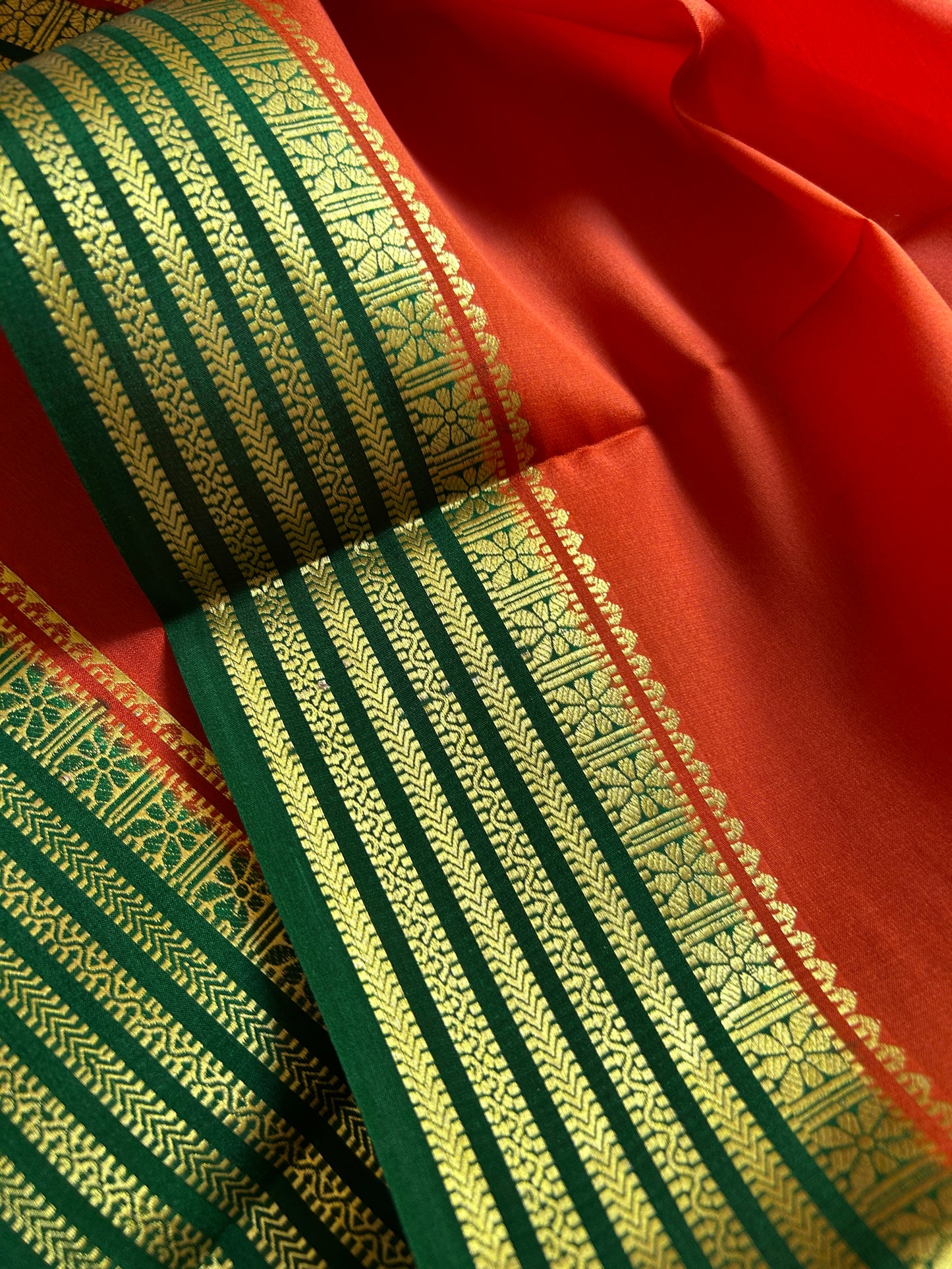 Nayana (2D) : Dark orange-bottle green