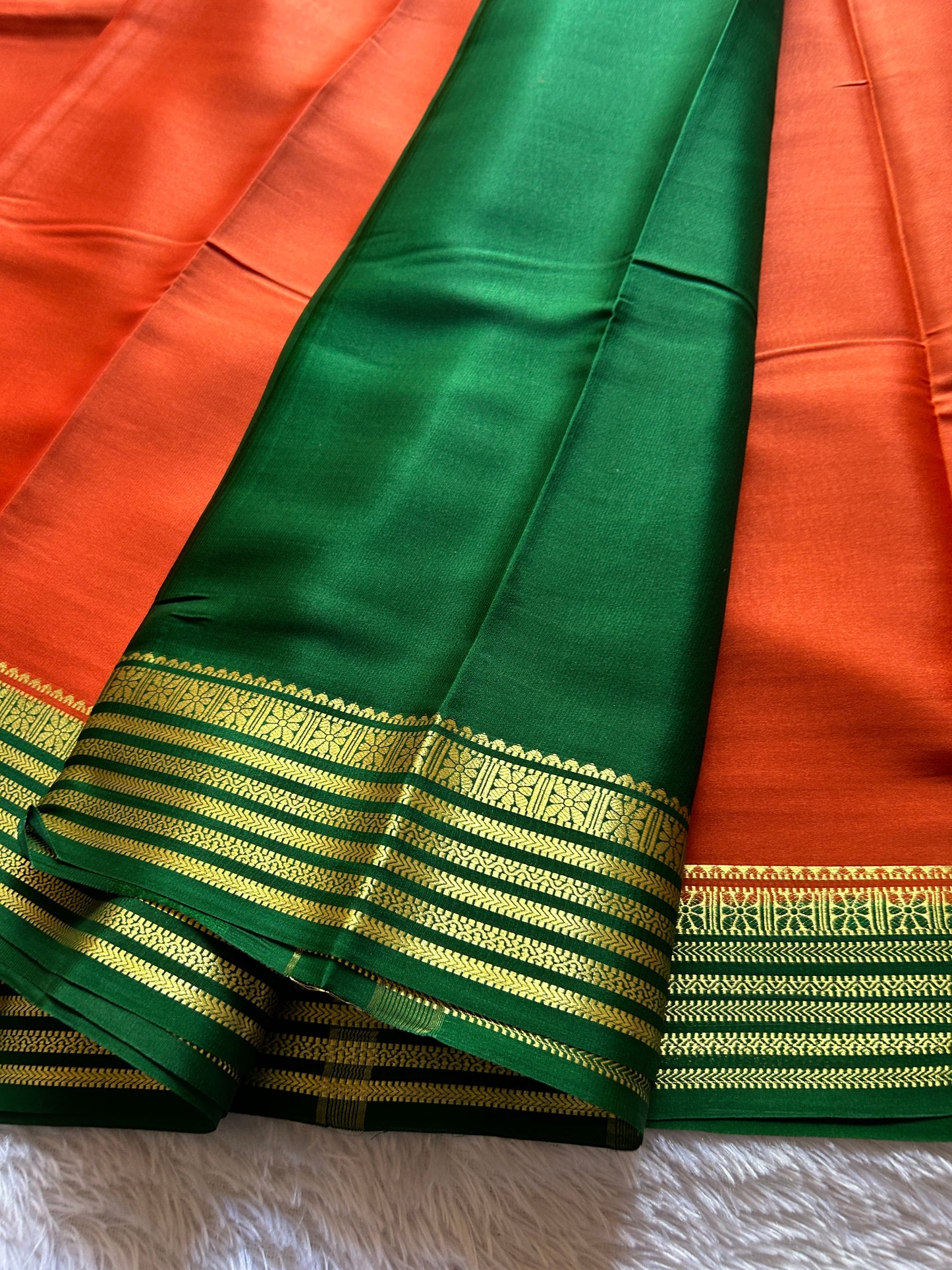 Nayana (2D) : Dark orange-bottle green