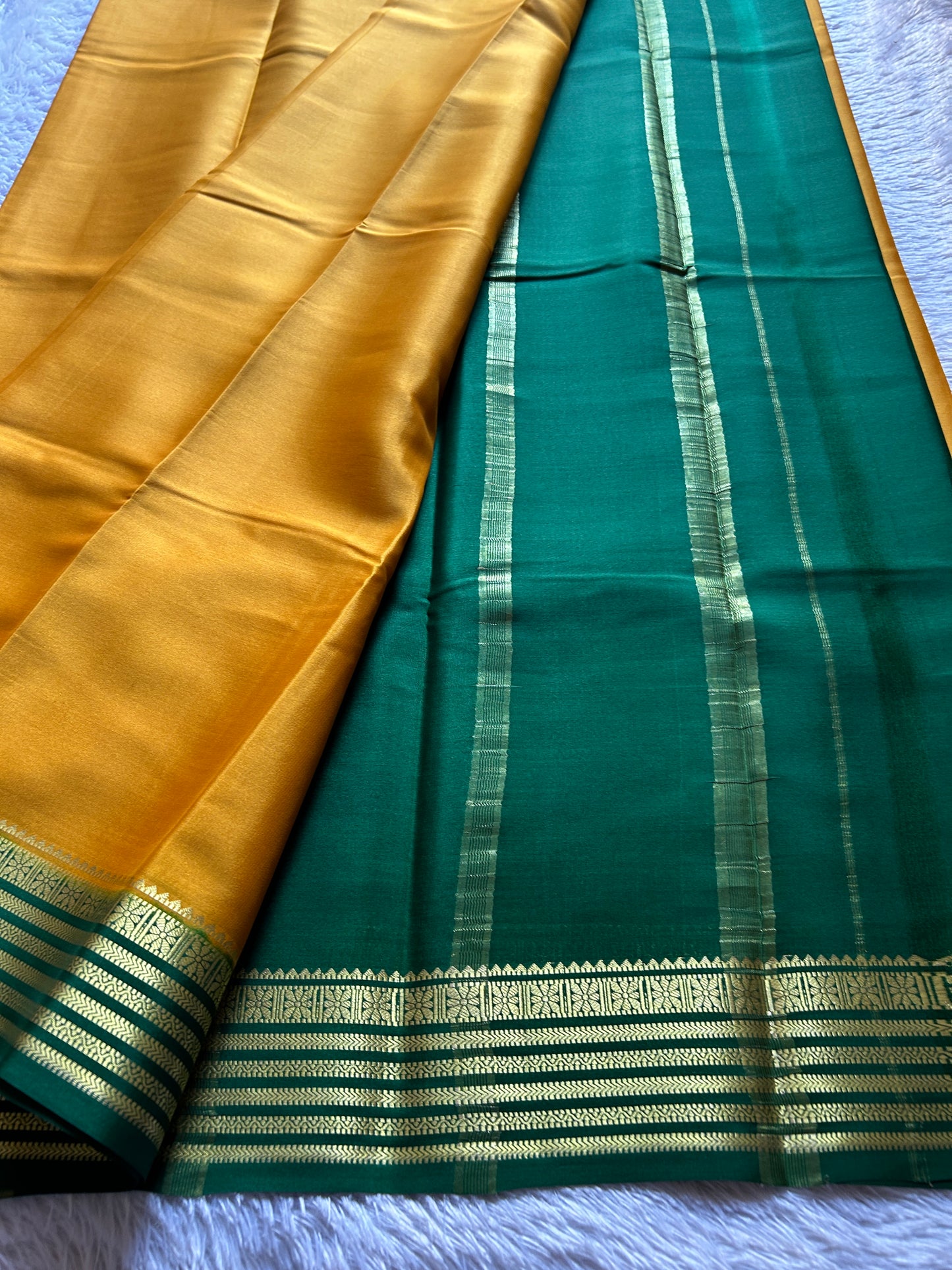 Nayana (2D) : Golden yellow-bottle green