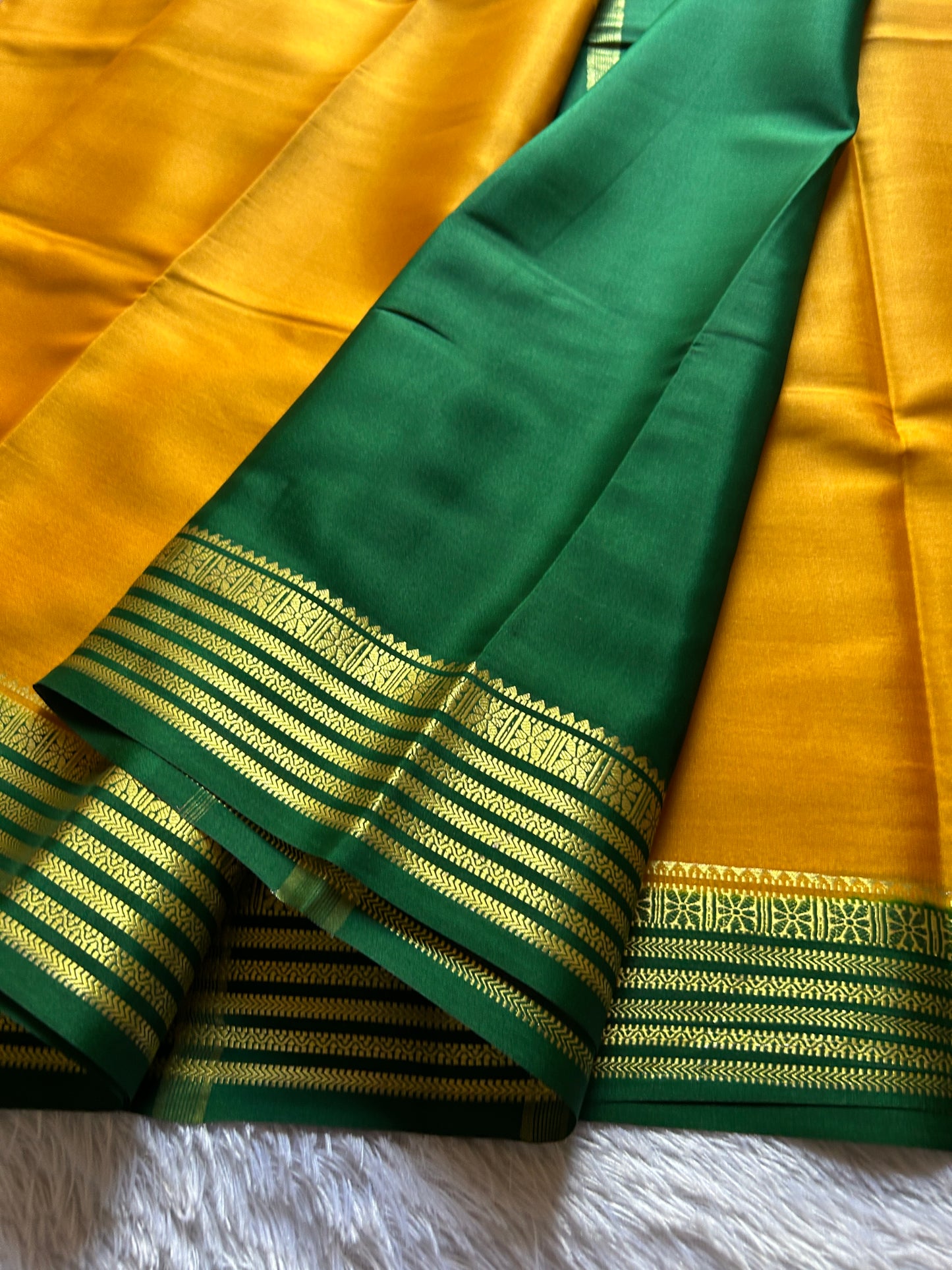 Nayana (2D) : Golden yellow-bottle green
