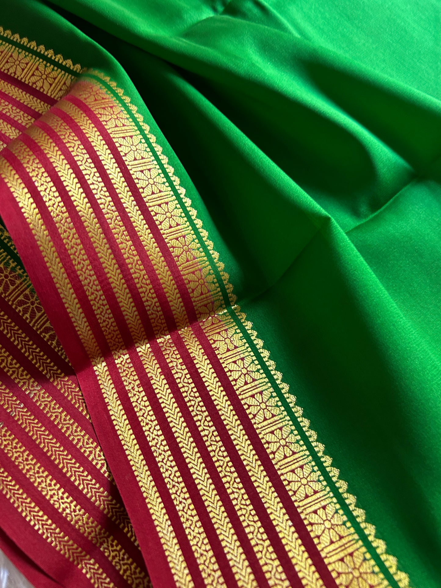 Nayana (2D) : Emerald green-red