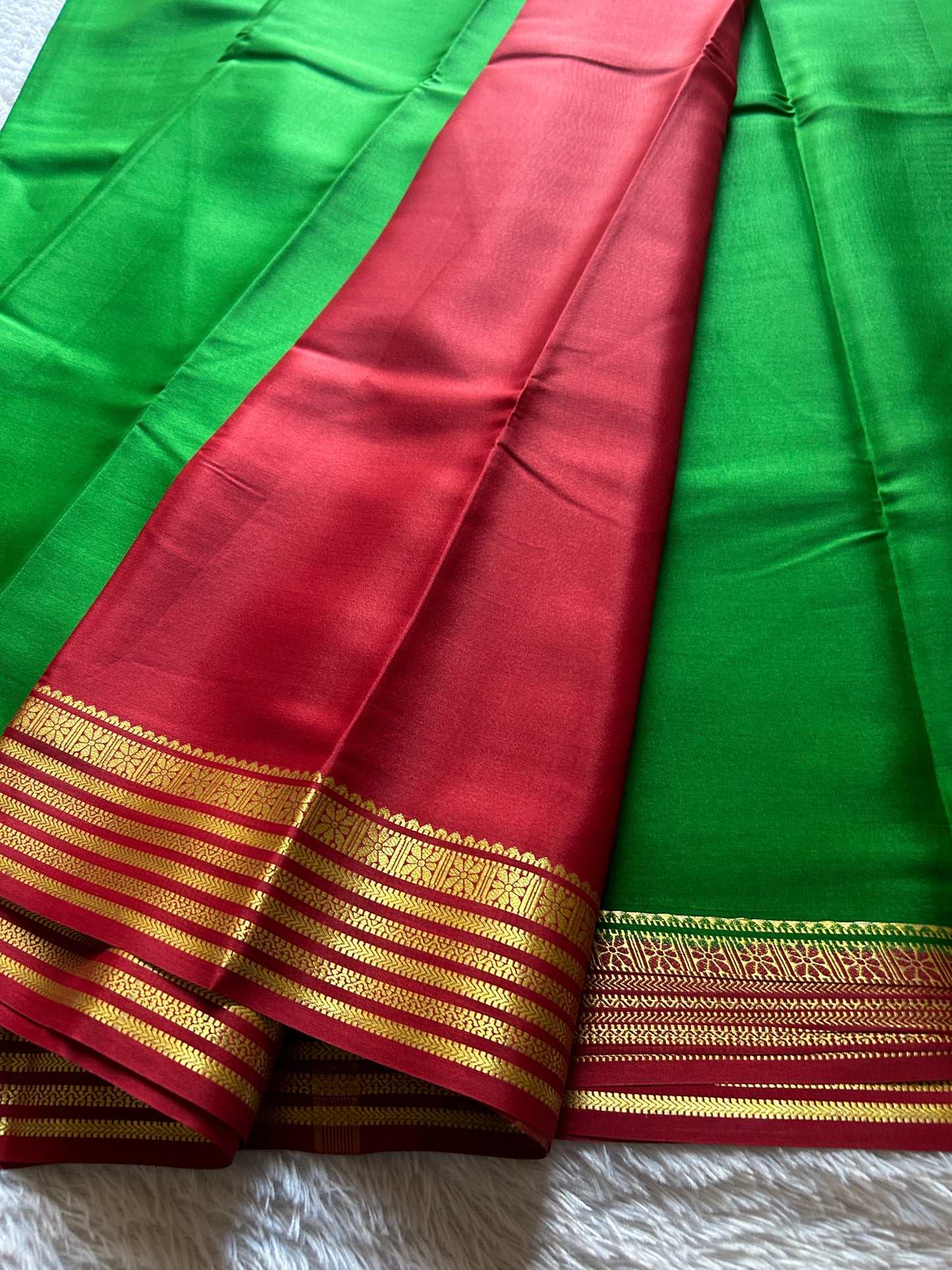 Nayana (2D) : Emerald green-red