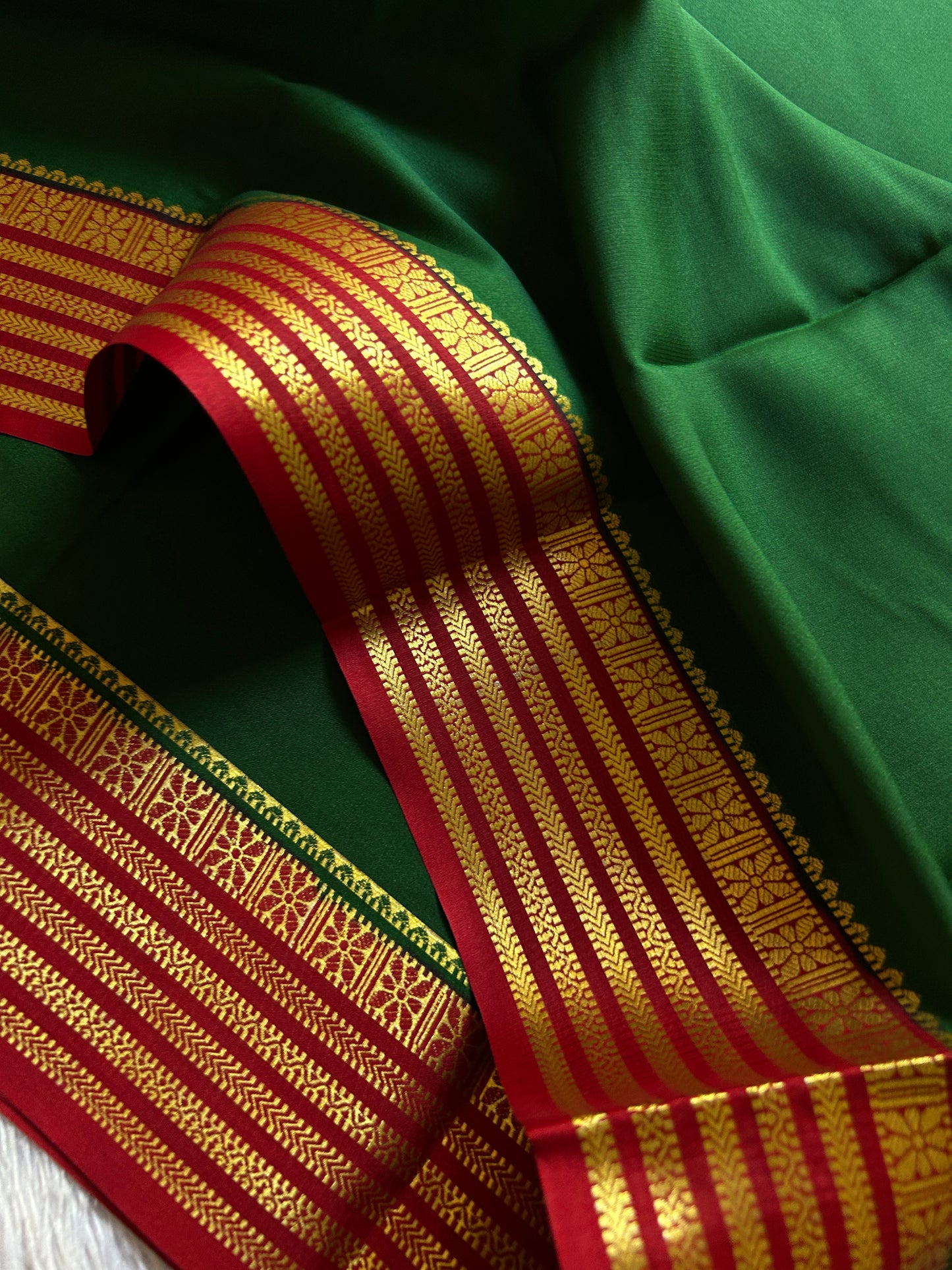 Nayana (2D) : Bottle green-red