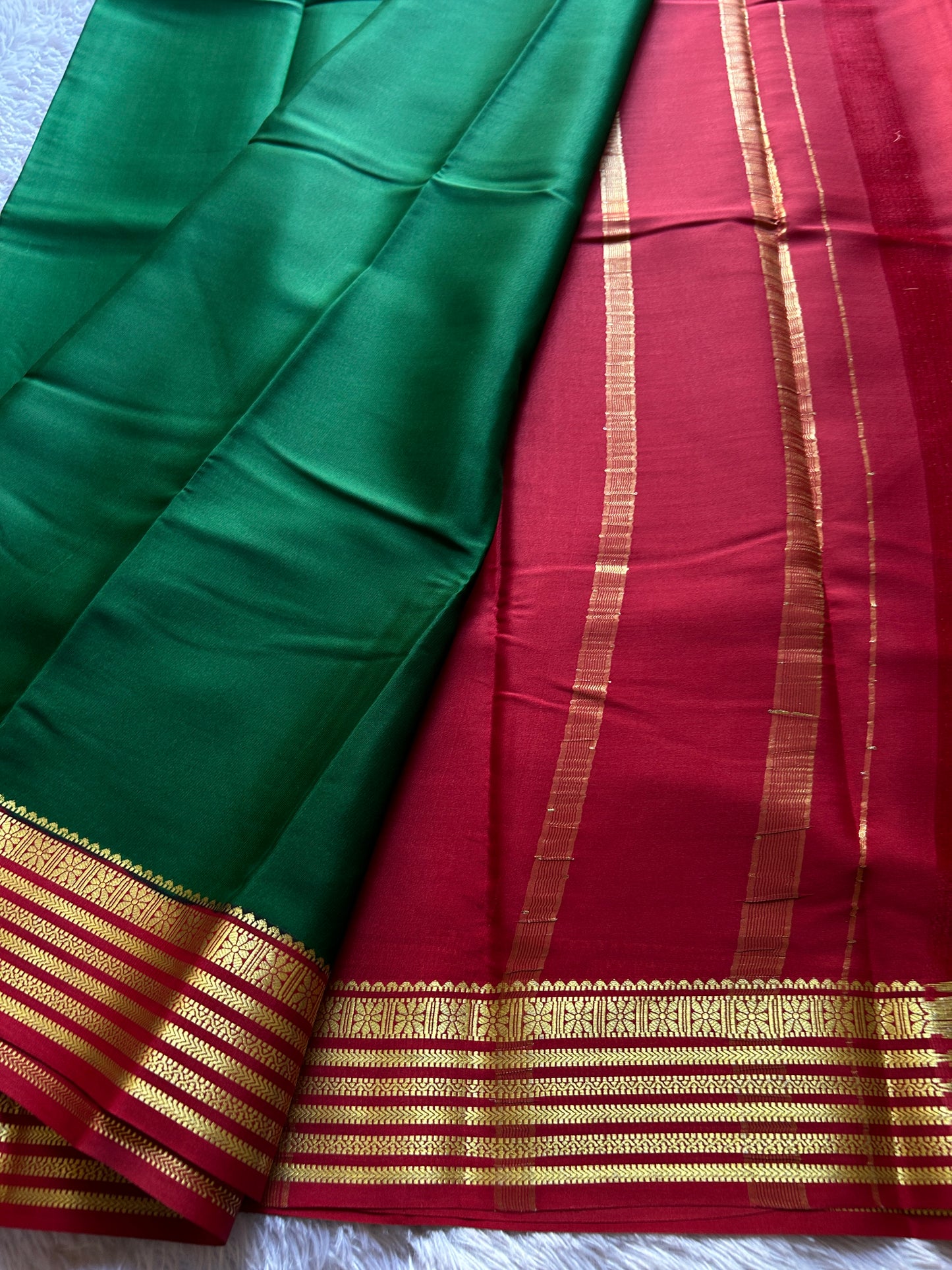Nayana (2D) : Bottle green-red