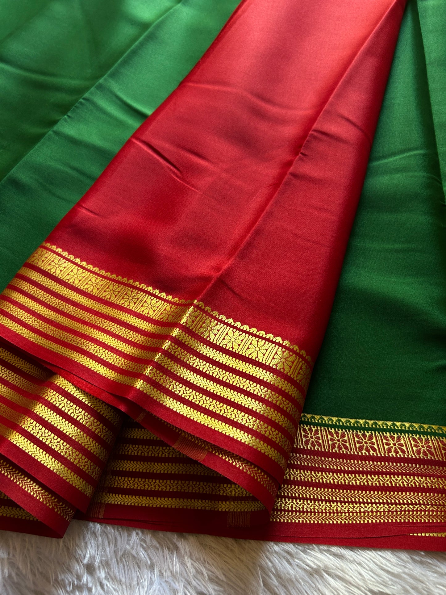 Nayana (2D) : Bottle green-red