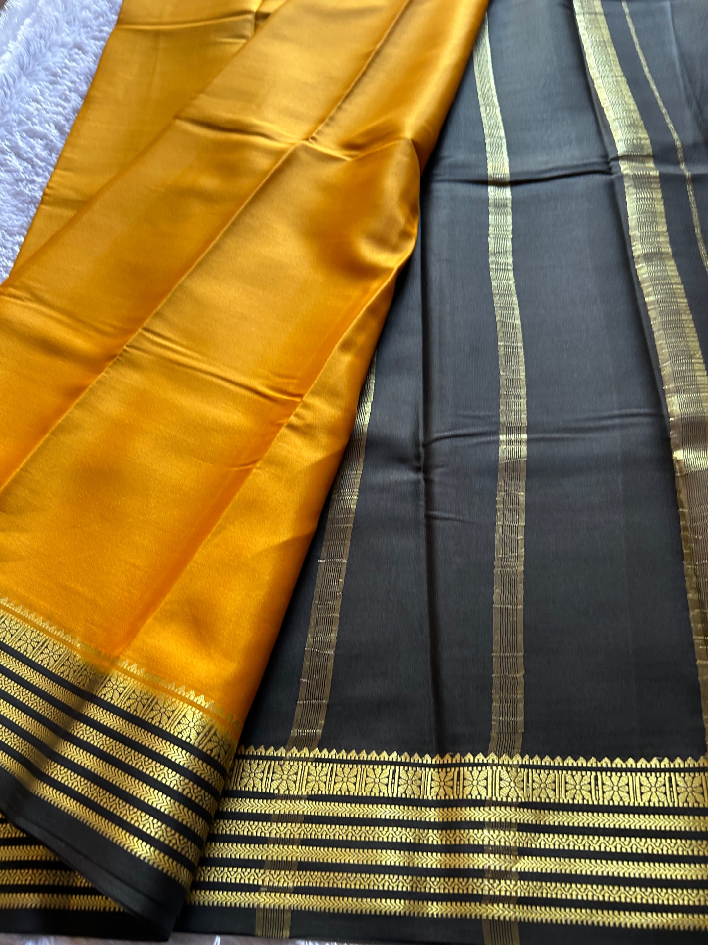 Nayana (2D) : Golden yellow-black