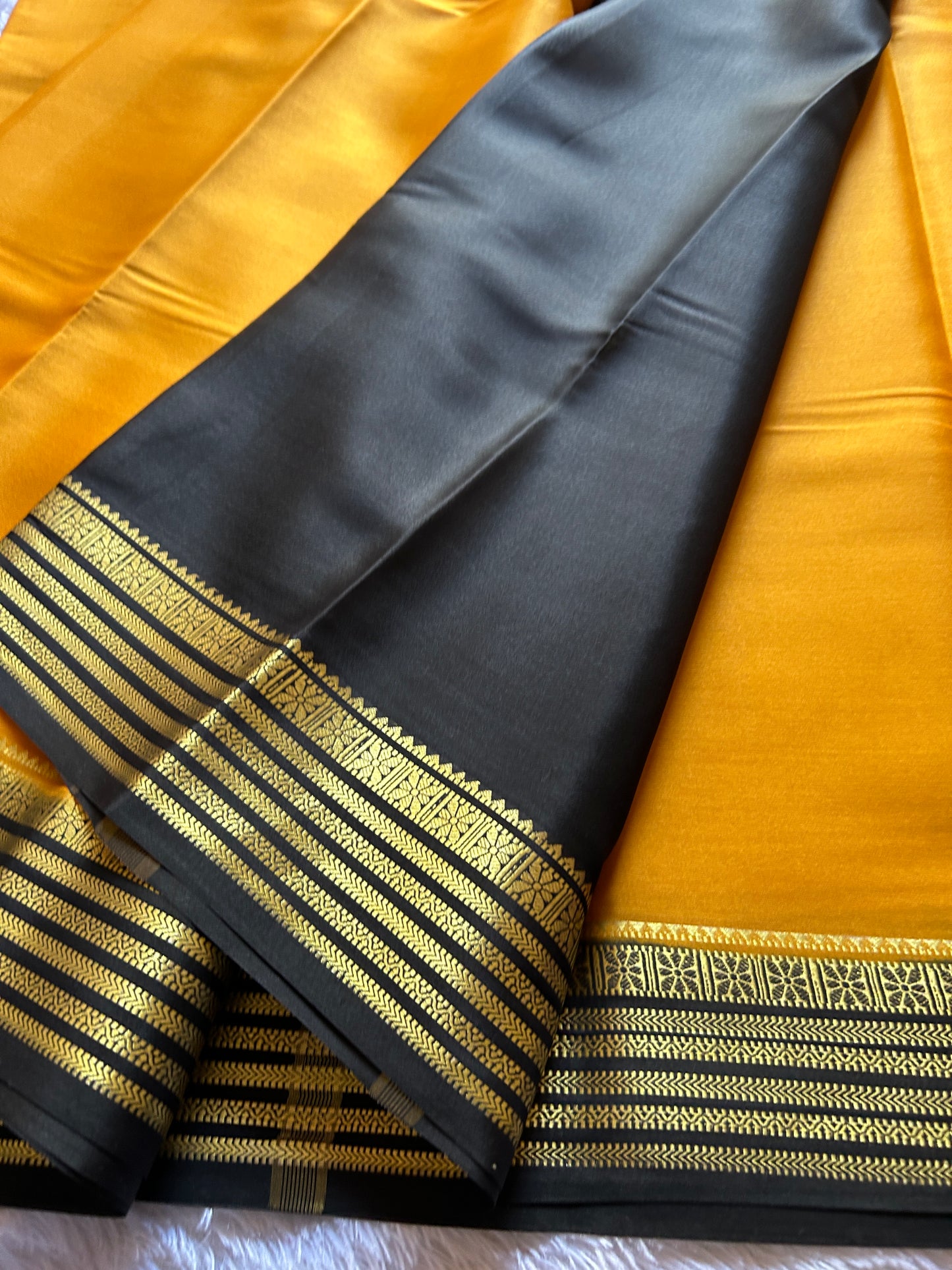 Nayana (2D) : Golden yellow-black