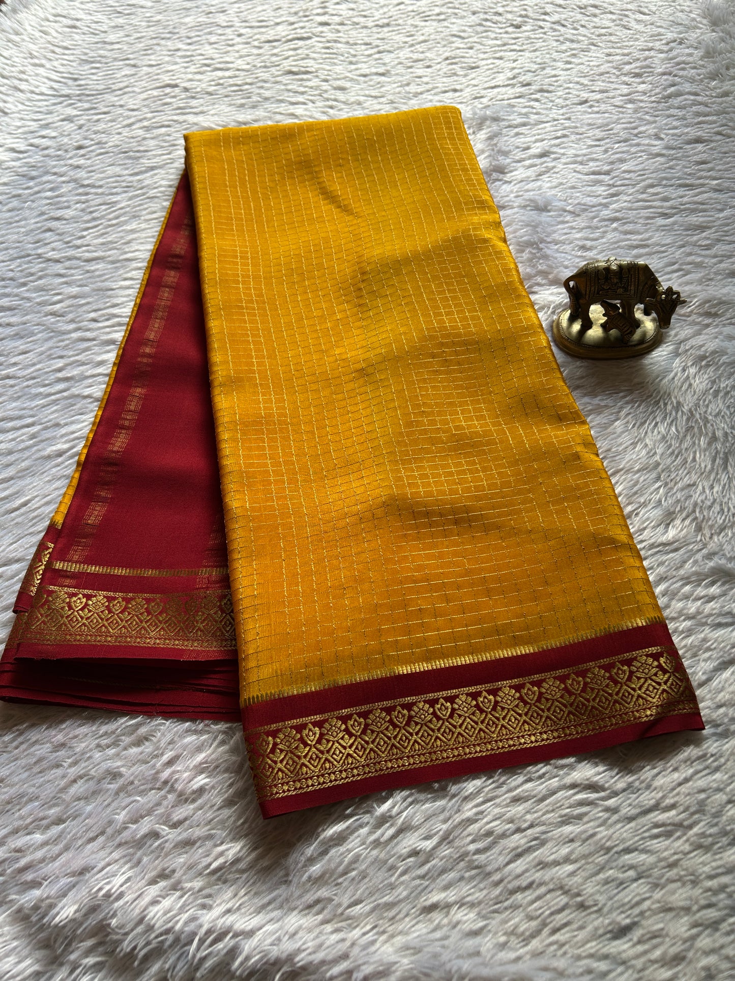 Vishakha (2D) : Golden yellow-dark red