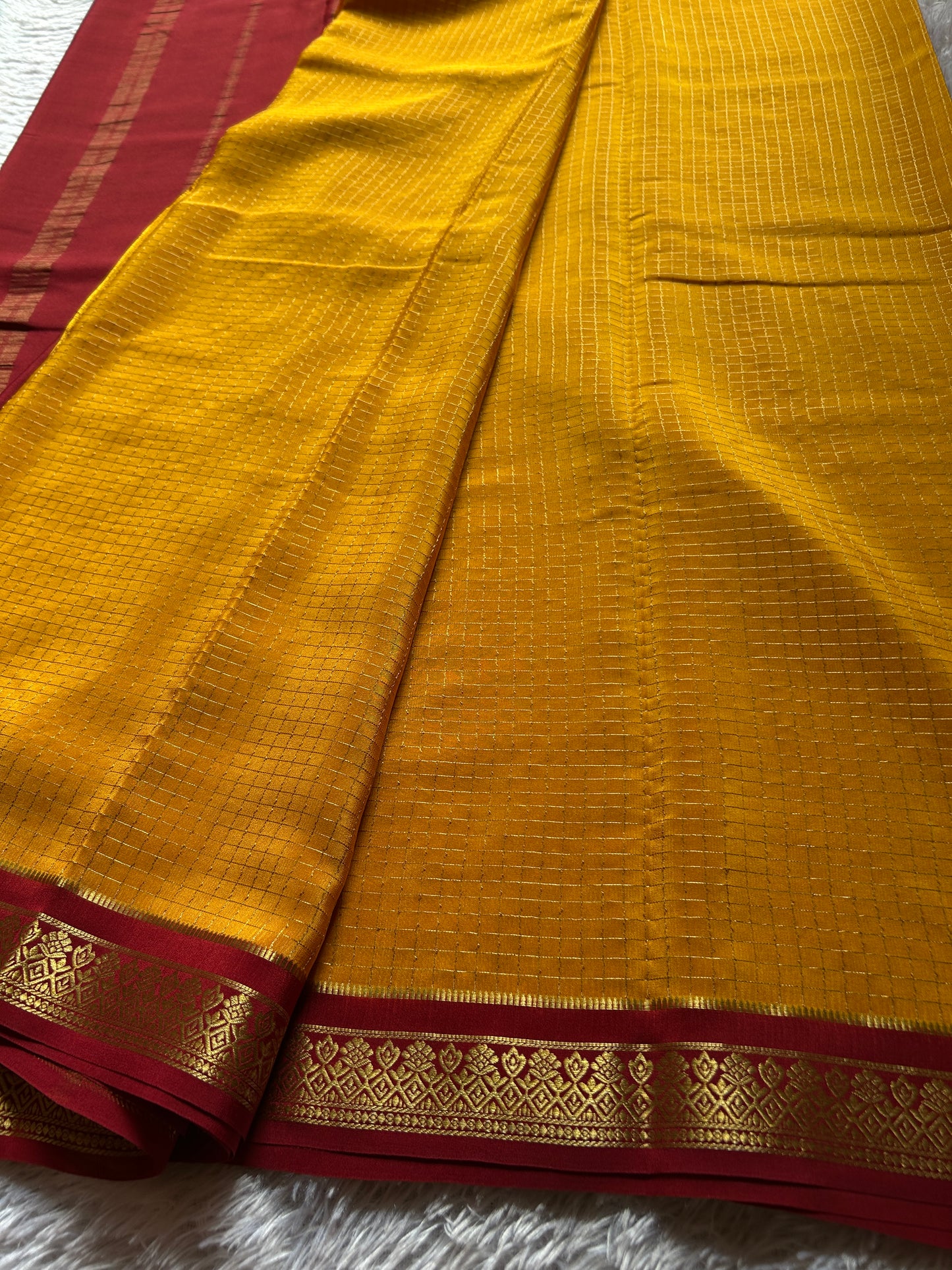 Vishakha (2D) : Golden yellow-dark red